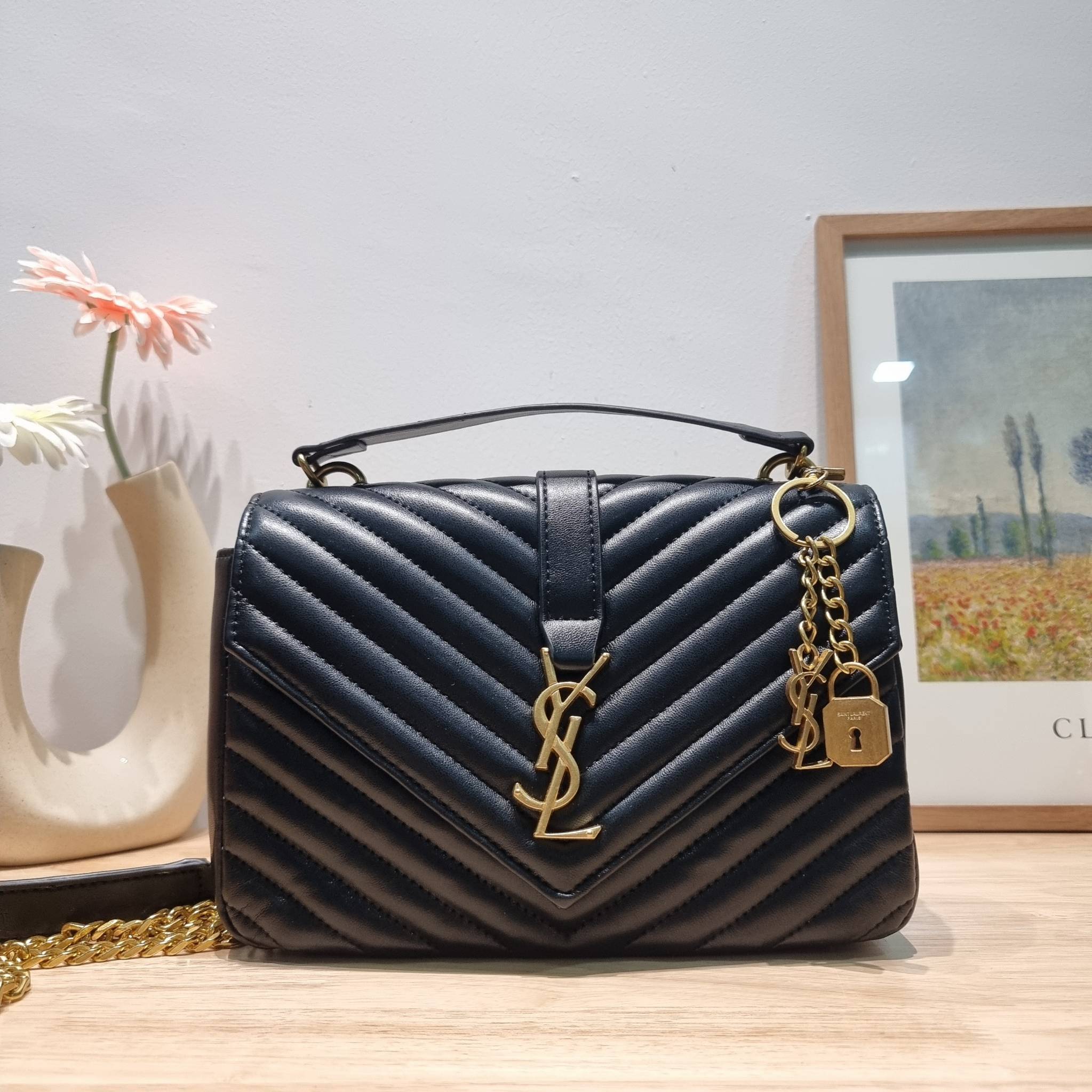 YSL College Medium Bag / Yves Saint laurent crossbody boutique กระเป๋าสะพายไหล่ ดีไซน์ทรงสวยหรู พิเศษ แถมฟรี พวงกุญแจห้อยเอกลักษณ์แบรนด์ ดูแพงไปหมดจริงๆไอเท็มนี้