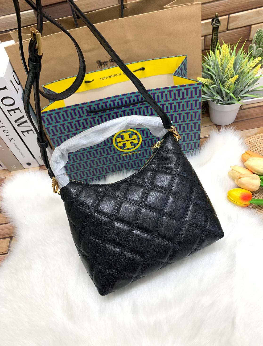 TORY BURCH WILLA MINI HOBO พร้อมส่งที่ไทย น้องน่ารัก กระทัดรัด น่าใช้มากๆเลยค่าา! กระเป๋หิ้วหรือสะพายข้างได้ ทรสวย หนังแท้อย่างดี หนังนิ่มลายนวม สวยมากๆค่ะ เปิดปิดกระเป๋าแบบซิป ภายในโล่งสามารถใส่กระเป๋าเงินใบยาวได้;ของจำเป็นอื่นๆได้พอประมานเลยนะคะ พร้อมช่