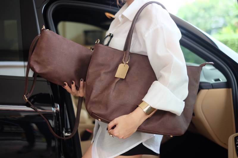 ทรงใหม่ล่าสุด สวยมากค่า ใบนี้ซื้อ 1 ได้ถึง 2 กระเป๋า ทรง Tote จากแบรนด์ David Jones ค่า ทรงนี้ นิยมถือกันมากๆ บอกเลยใบนี้ ของจริงสวยคะ หนังนิ้ม นิ่ม ค่า #ดีต่อใจ 😁❤️ 〰〰〰〰〰 รุ่นใหม่ล่าสุด หนังนิ่มมาก ใบนี้ มีใบเล็กแถมให้อีก 1 ใบค่ะ จะถือ หรื