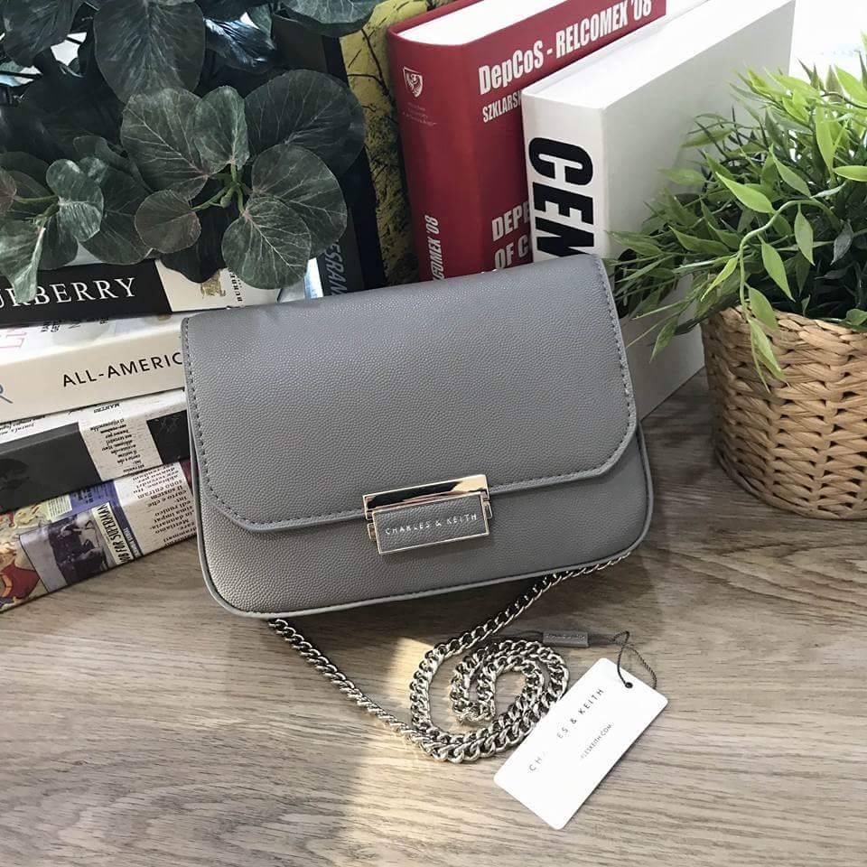 CHARLES & KEITH PUSH-LOCK CHAIN SLING BAG 2018 กระเป๋าสะพายวัสดุหนังคาเวียร์สวยอยู่ทรง ขนาดมินิกำลังดี น้ำหนักเบา เปิดปิดด้วยฝาปิดตัวล็อคปั๊มโลโก้ด้านหน้า ภายใน มีช่องซิป และช่องใส่บัตร มาพร้อมสายสะพายโซ่ยาวสามารถซ้อนสายสั้นสะพายไหล่ หรือสายยาว Crossbody 