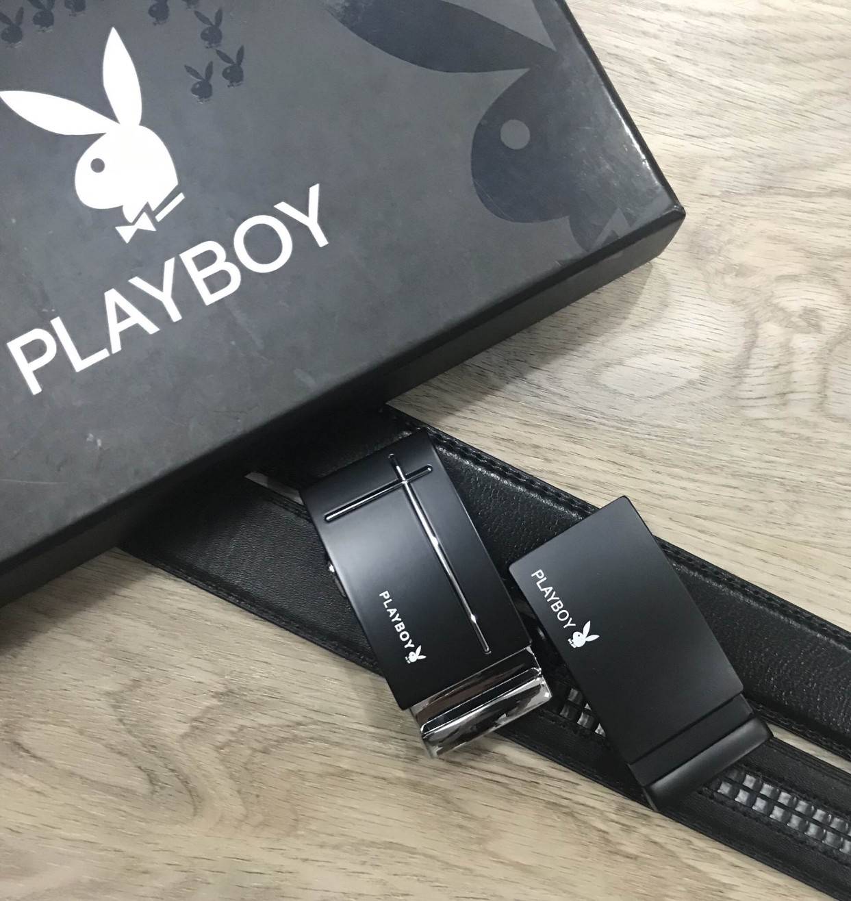 PLAYBOY REVERSIBER BELT VALUE PACK Value set & 2 in 1! Limited Edition จาก Playboy มีหัวเข็มขัดให้เลือกใช้ถึง 2 แบบ 2อสไตล์ สลับใช้ได้ ตามความเหมาะสม ปรับได้ Freesize มาพร้อมกล่องแบรนด์ จะใช้เองหรือมอบเป็นของขวัญก็แนะนำค่ะ