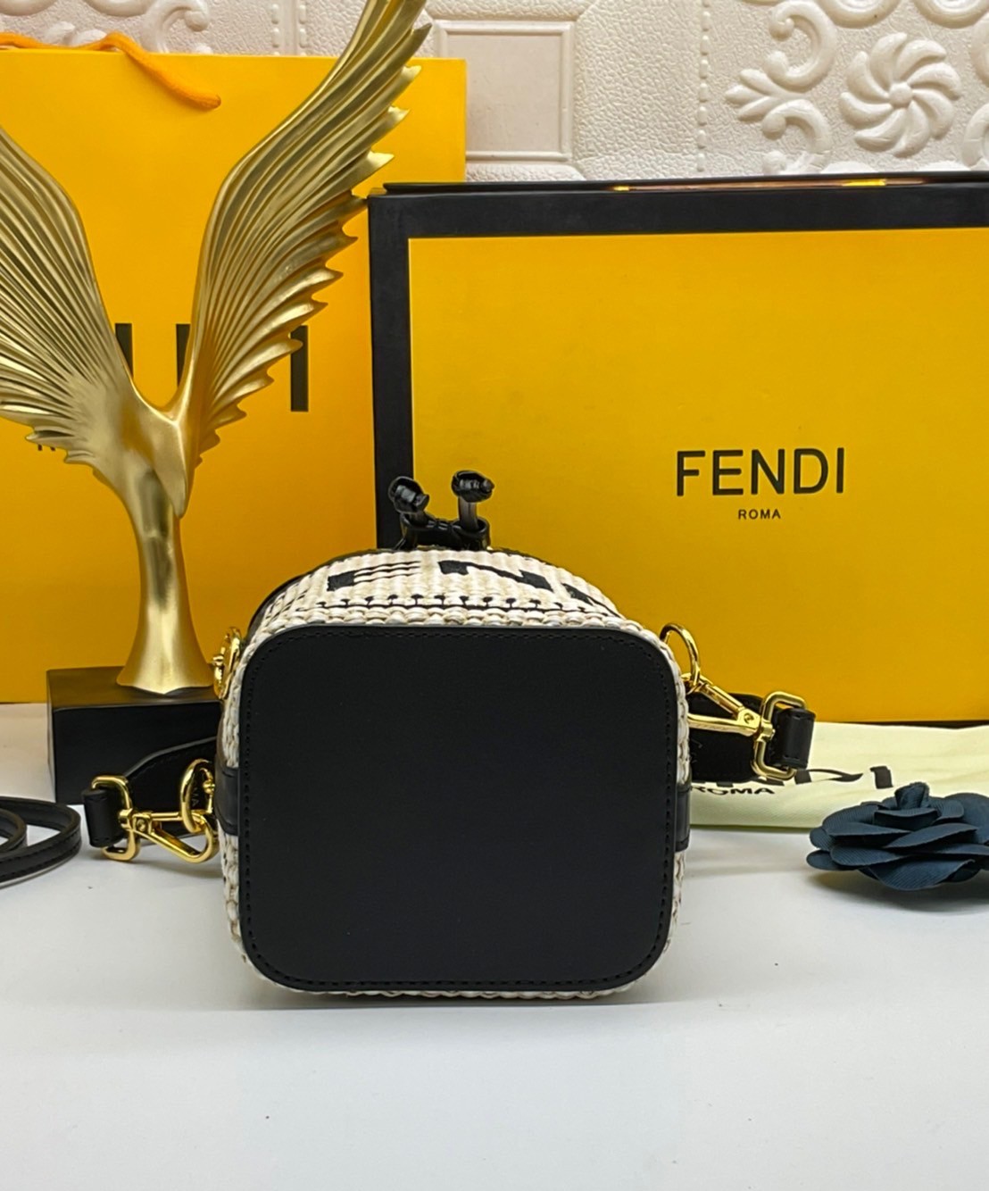 FENDI Mon Tresor Beige and black straw mini bag / Mon Tresor bucket bag made of natural-coloured woven straw with a moss-stitch effect, with black straw Fendi lettering. กระเป๋าสะพายทรงบัคเก็ตมินิน่ารัก อะไหล่ปั้มแบรนด์สีทอง Rare items เด็ดๆแบบนี้ห้ามพลาด