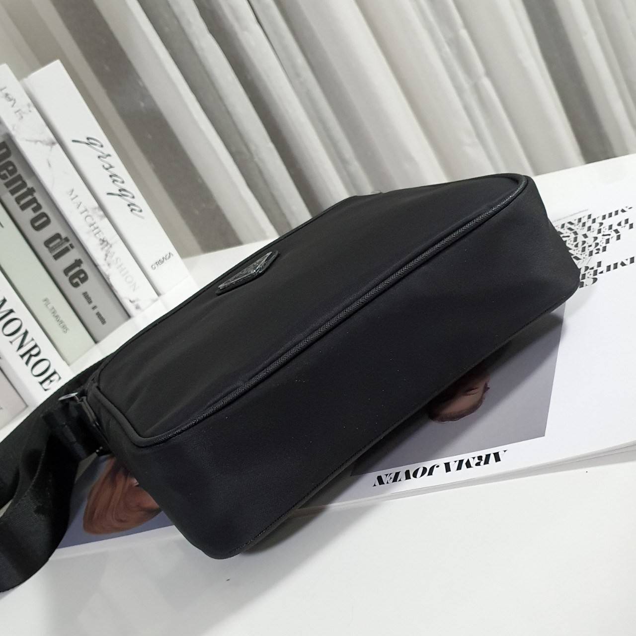 PRADA Re-Nylon logo-plaque messenger bag พร้อมส่งรุ่นใหม่ จากแบรนด์Prada ทรง Messenger ทรงยอดฮิตของคุณผู้ชายเลยค่ะ วัสดุทำจากผ้าNylon อย่างหนา กันน้ำได้คะ มีโลโก้แบรนด์อยู่ข้างหน้า ตัวกระเป๋าอยู่ทรง อะไหล่เงินทั้งใบ ด้านในบุผ้าลายแบรนด์อย่างดี เปิดปิดด้วย