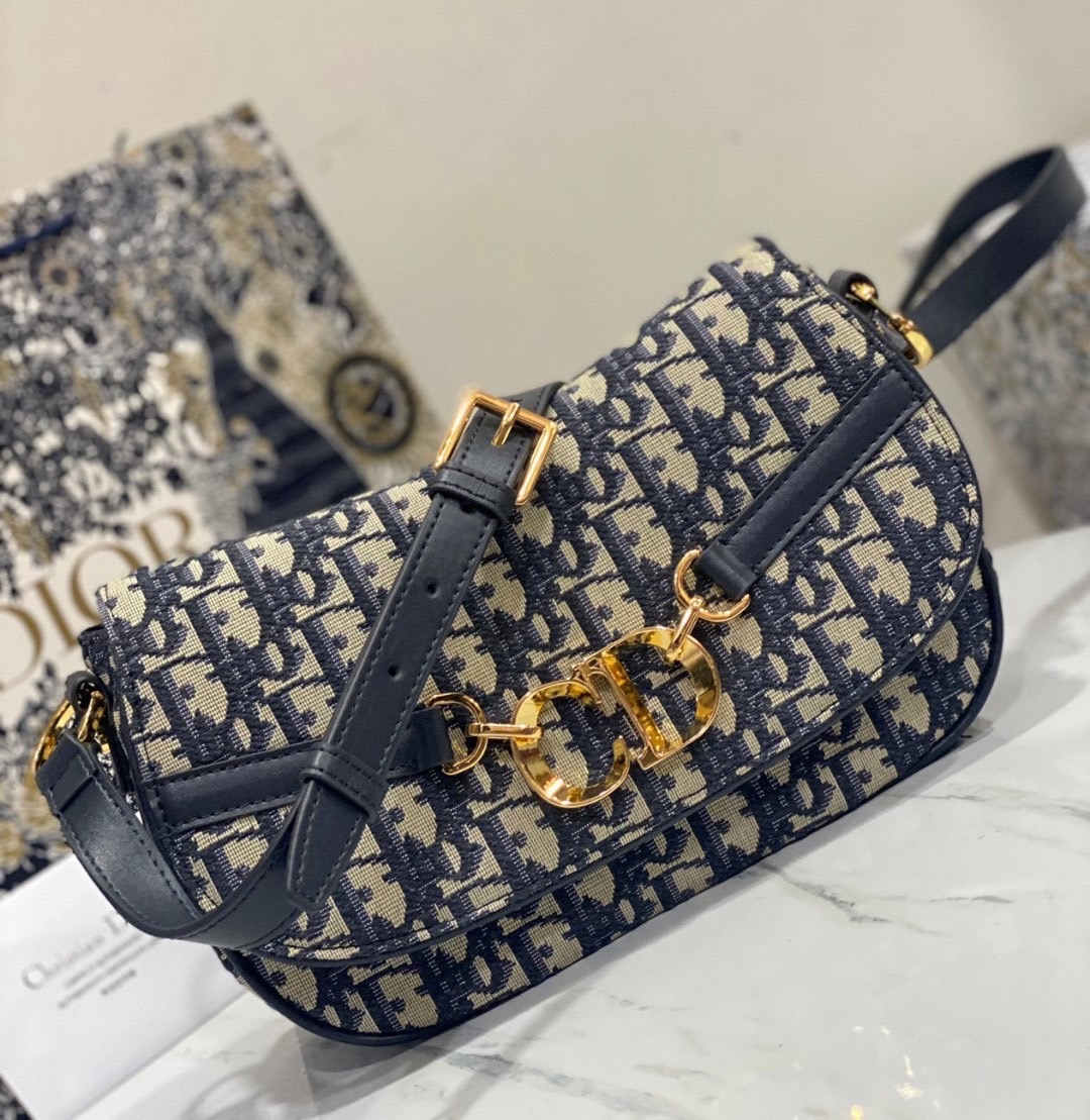 พร้อมส่ง 2 สี Small CD Besace Bag Oblique Jacquard & black calfskin กระเป๋าสะพายดิออร์รุ่นใหม่ เกรดออริ สลับแท้ 1:1 ใช้ต่างประเทศได้ New for the season and appearing in the Spring-Summer 2024