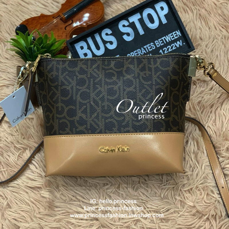 Calvin Klein Mini Crossbody กระเป๋าทรงครอสบอดี้ ขนาดกลางกำลังดี มีฐานกว้างตั้งอยู่ทรง เปิดใช้งานด้วยซิปเดียว สายสะพายปรับสั้นยาวได้ ดีเทลที่มีsignatureรอบใบ ครึ่งล่างฐานเป็นหนังเรียบ ติดโลโก้แบรนด์ด้วยโลหะ รูปทรงสะพายได้อย่างคล่องตัวแบบสไตล์เก๋ๆเลยคร้า!!