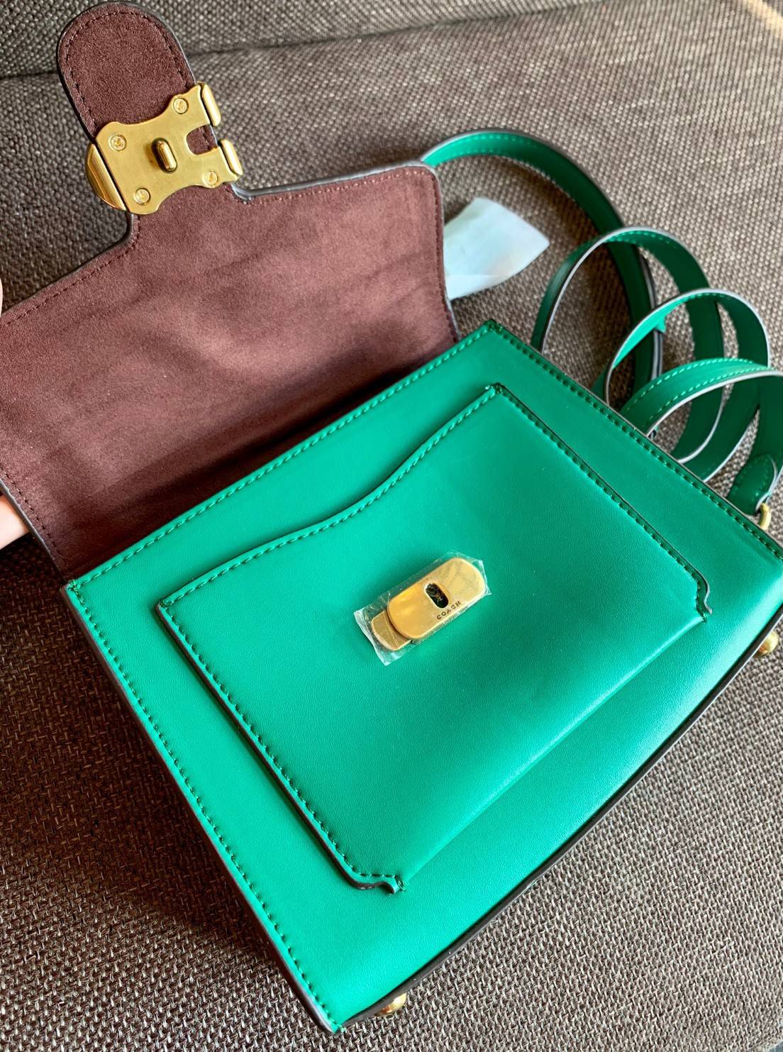 COACH TABBY TOP HANDLE 20 พร้อมส่งที่ไทยค่ะ! กระเป๋าหิ้ว//สะพายข้างได้ หนังแท้อย่างดี กหนึ่งใบทำหนังสองลายได้อย่างสวยงาม พร้อมโลโก้รุ่นใหม่ล่าสุดดูดีมากๆค่ะ เปิดปิดกระเป๋าแบบกดล็อค ภายในมีช่องหลักสองช่อง ใส่มือถือได้ทุกรุ่น;กระเป๋าเงินใบกลางได้;ของจำเป็นจ