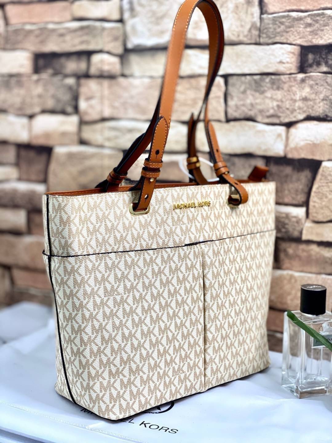 MICHAEL KORS TOTE BAG กระเป๋าสะพายไหล่ทรง Tote ใบใหญ่กำลังดีหนัง Saffiano สวยหรูอยู่ทรง ด้านหน้าประดับโลโก้สีทองสวย และมีช่องใส่2 ช่อง พร้อมอะไหล่ห้อยแบรนด์ ภายในมี 2 ช่องหลัก 1 ช่องซิปกลาง และช่องเล็ก ใส่ของจุกจิก กว้างและจุ ใส่ ipad เอกสาร A4 กระเป๋าสตา