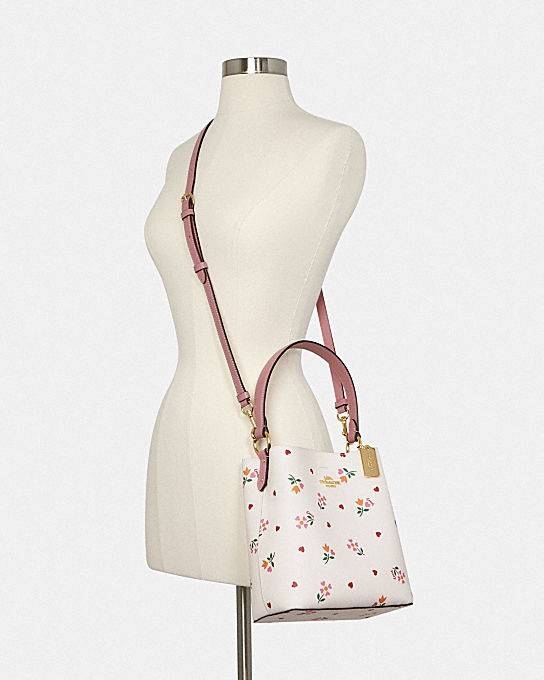COACH C7976 SMALL TOWN BUCKET BAG WITH HEART PETAL PRINT 💕💜💕💝 คอลเลคชั่นใหม่ล่าสุด ที่พร้อมให้สาวๆได้สวยในเทศกาลแห่งความรัก กระเป๋าทรงบัคเก็ตไซส์เล็ก ดีไซน์ลวดลายสุดคิ้วท์ ช่อดอกไม้หัวใจ เห็นแล้วต้องปิ๊ง!! วัสดุหนัง pepble 