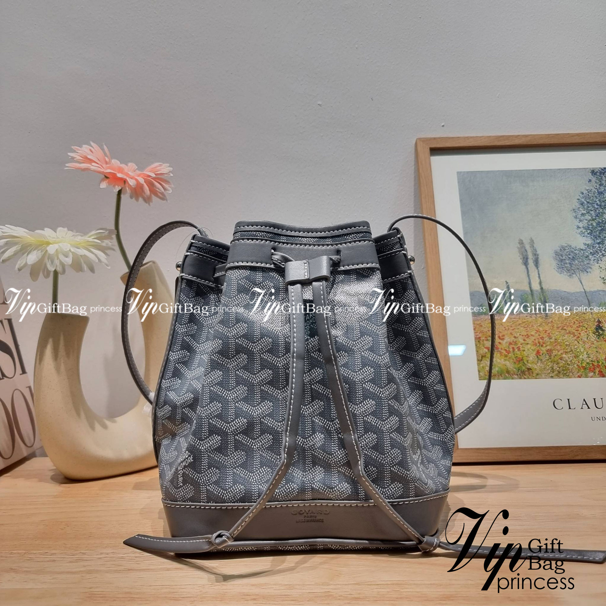 GOYARD PETITE FLOT BUCKET BAG กระเป๋าสะพายทรงบัคเก็ต ที่ดีไซน์สะดวกต่อชีวิตมาก รูปทรงคลาสสิค ดีไซน์เป็นเอกลักษณ์ สดใสทุกสี ดูผู้ดีในตัว วัสดุหนังแคนวาสพิมพ์ลายสวยคม ปากกระเป๋ารูดเปิด-ปิดได้ตามชอบ ภายในเป็นช่องโล่ง ใส่กระเป๋าสตางค์ มือถือ ได้ครบถ้วน มาพร้อ