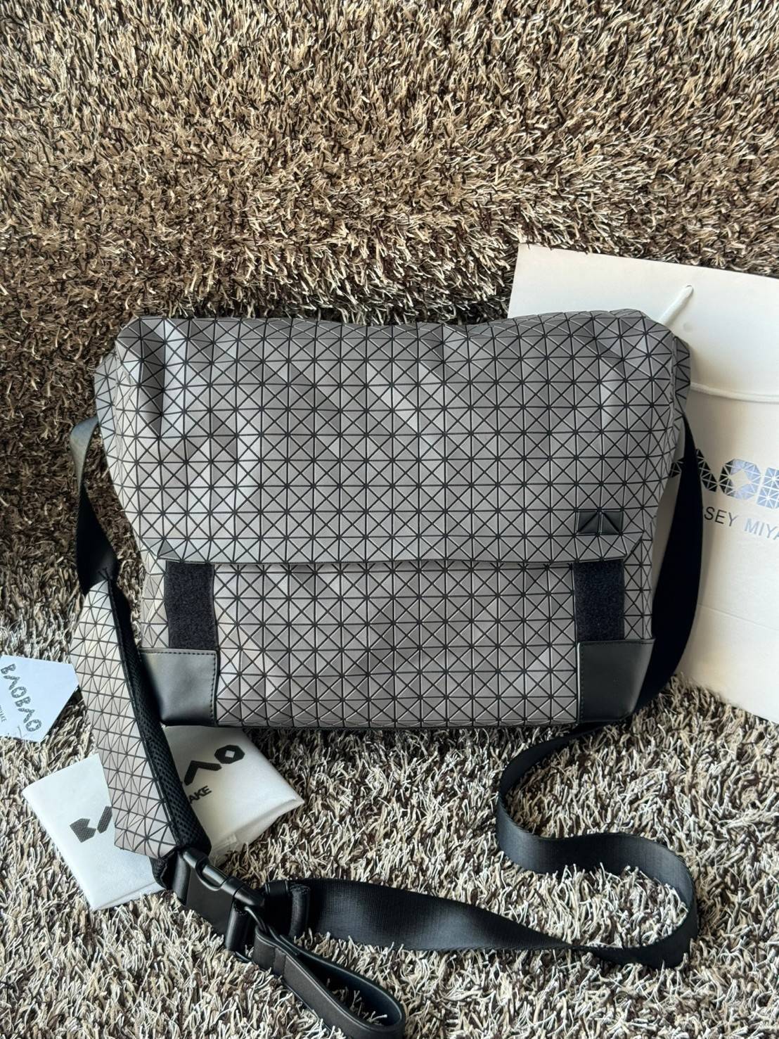 พร้อมส่ง 4 สี Baobao issey miyake Sling shoulder bag / Miyake geometric-panelled Laptop กระเป๋าสะพาย 🧡 เกรดออริจินอล 1:1 สลับแท้ ใช้งานต่างประเทศได้