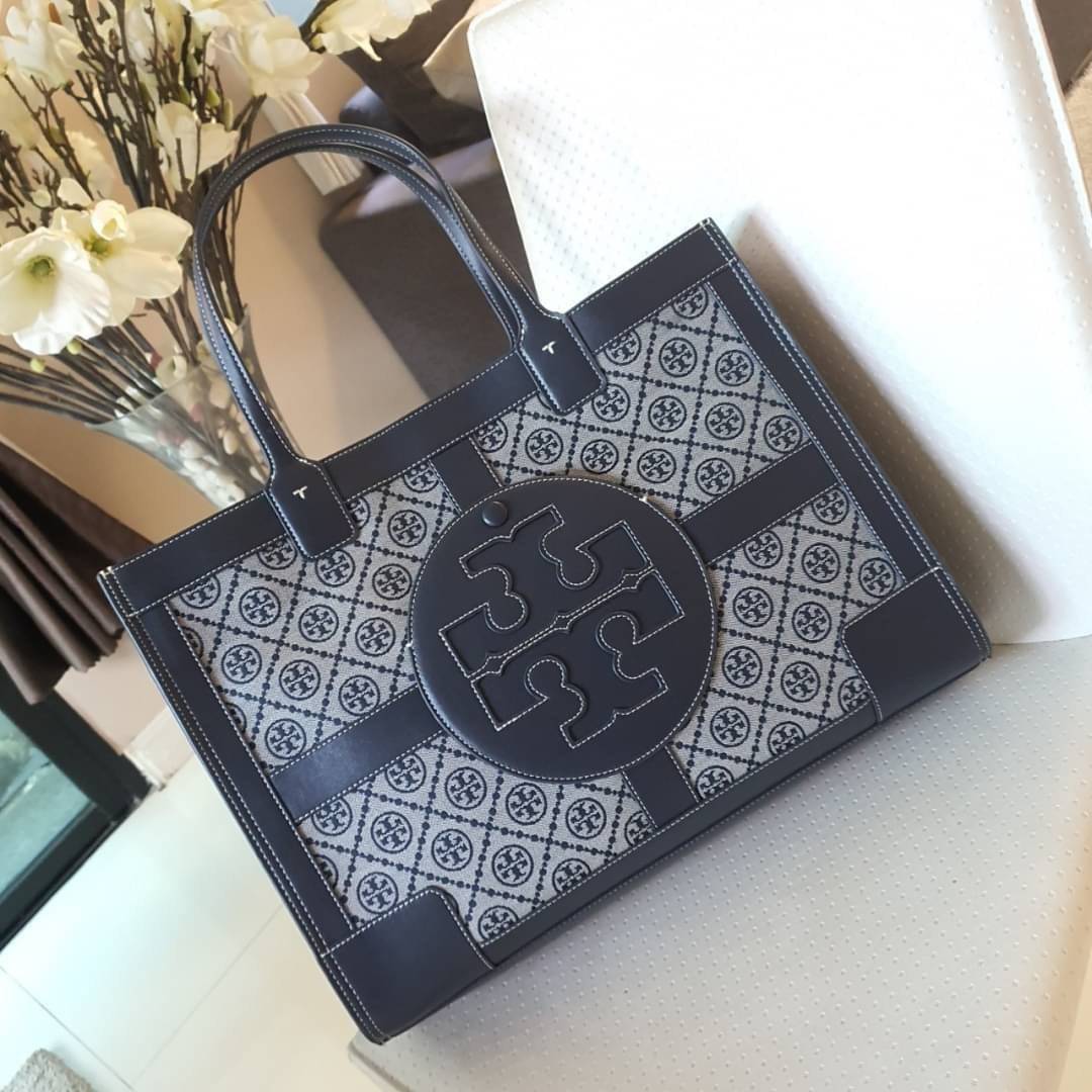 OUTTLET 】TORY BURCH TOTE BAG วัสดุ CANVAS ทั้งใบตัดด้วยหนังแท้สี NAVY ตัวกระเป๋าตั้งอยู่ทรงสวย แต่งโลโก้แบรนด์ด้านหน้า ด้านข้างมีกระดุม สามารถขยายทรงได้ ด้านในเปิดปิดด้วยกระดุมแม่เหล็ก ช่องกว้างหลักหนึ่งช่องและช่องซิปอีกช่อง สามารถใส่กระเป๋าสตางค์ยาว สมุด