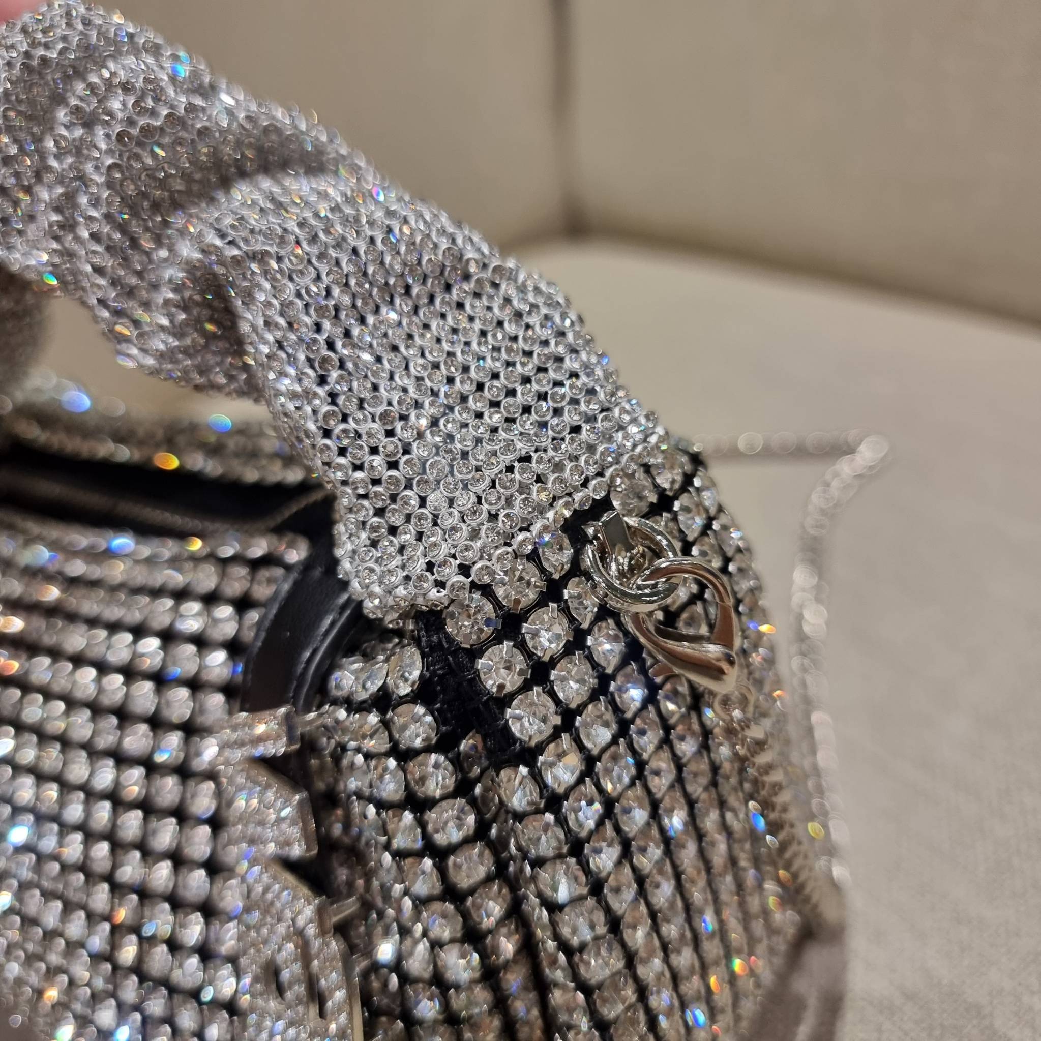 ALEXANDER WANG EXCLUSIVE POUCH IN RHINESTONE MESH ใหม่ล่าสุด เอ็กซ์คลูซีฟไอเท็ม ที่หรูเลิศกว่าใคร กระเป๋าพอชตกแต่งพลอยเทียมรอบใบ ยันหูจับ!! หรูหรา โดดเด่น ดูแพง ด้วยการตัดเย็บเรียงร้อยลงบนตาข่ายเนื้อละเอียด ทำให้ดูดีมีราคางดงามจริงๆ ดีไซน์ทรงพอช ถือใช้งาน