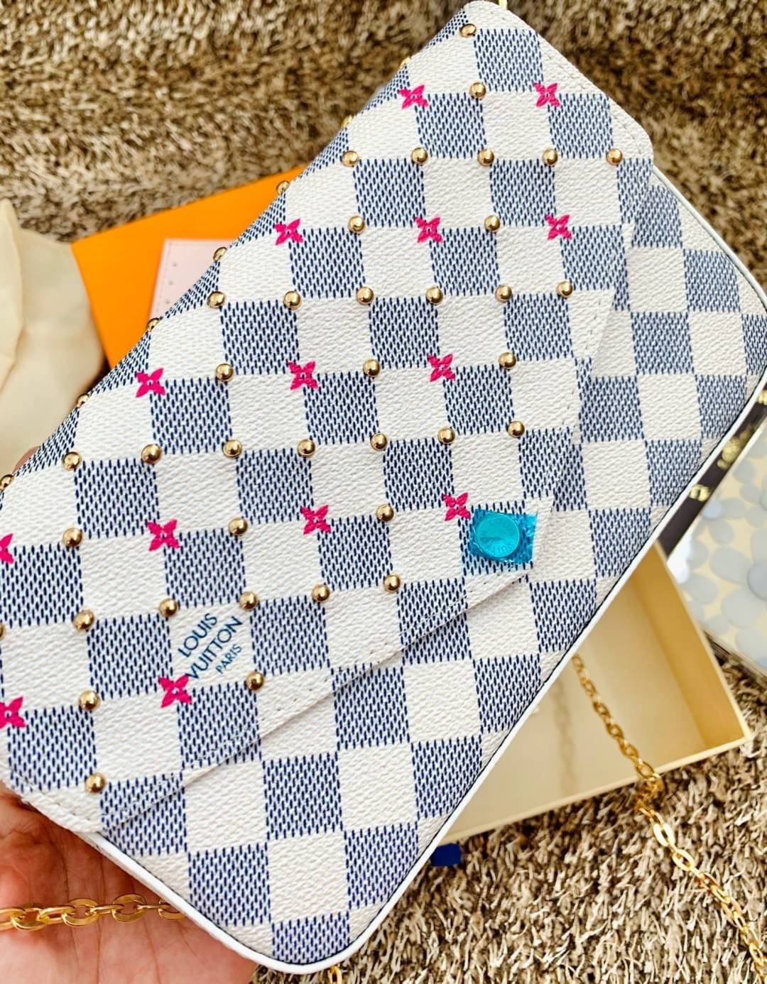 VIP 🥂 อัพลุคให้ตัวเองดูดีกับกระเป๋าทรงคลัท//สะพายครอสบอดี้ร์แถมเป็นรุ่นที่ใช้ได้ตลอดทั้งวันด้วยนะคะ Louis Vuitton Monogram Casual Style Calfskin / LV Monogram Casual กระเป๋าทรงคลัทแบบฝาปิด หนังแท้ ลายสวยมากๆค่ะ