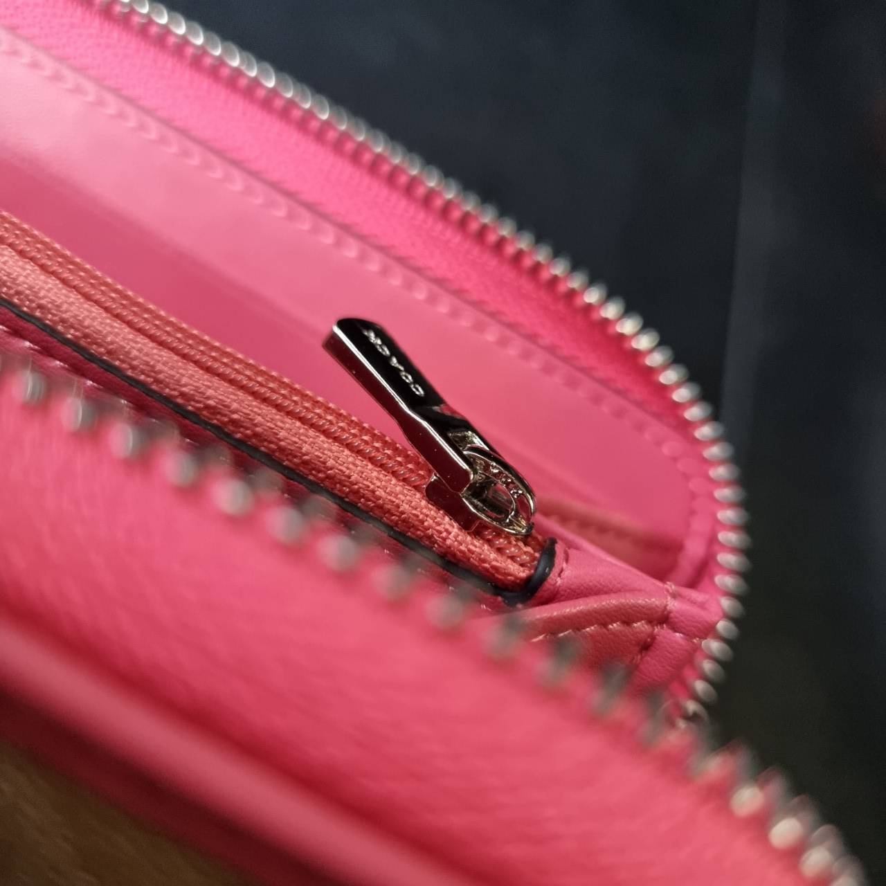 COACH F54630 ACCORDION ZIP WALLET IN SIGNATURE COATED CANVAS WITH LEATHER STRIPE กระเป๋าสตางค์ใบยาวรุ่นคลาสสิค คัดสีขายดีมาให้กันเลยจ้า ♥️ วัสดุหนังแคนวาสเคลือบลาย เปิด-ปิดด้วยซิปรอบ รูดใช้งานง่าย ใส่บัตรได้ มีช่องซิปใส่เหรียญ ใส่มือถือได้ พกใบนี้ใ