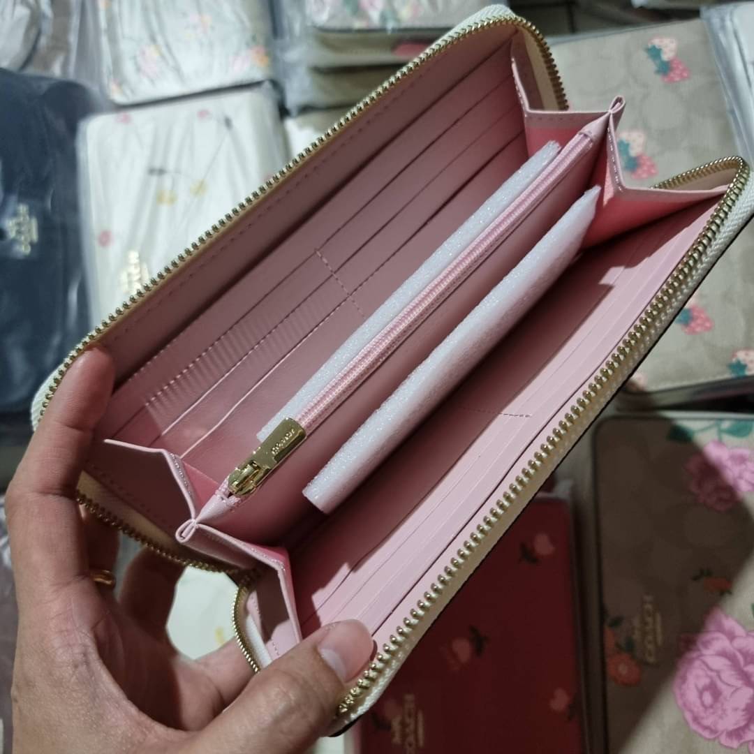 COACH ACCORDION ZIP WALLET IN SIGNATURE CANVAS WITH DAISY BUNDLE / MEADOW PRAIRIE / SPACED WILDFLOWER / DAISY BUNDLE PRINT C0033/F31778/69832 กระเป๋าสตางค์ใบยาว ลวดลายน่ารักน่าใช้มากๆ พื้นเป็นลายซีเอกลักษณ์ วัสดุหนังแคนวาสเคลือบลาย เปิด-ปิดด้วยซิปรอบ ใส่ม