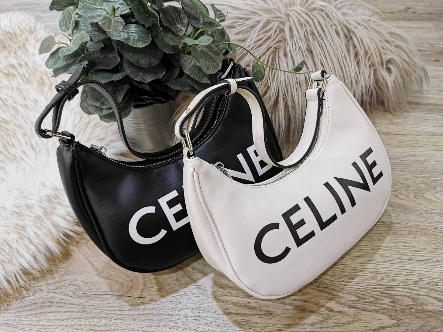 CELINE SHOULDER BAG VIP GIFT WITH PURCHASE (GWP) พรีเมี่ยมกิ๊ฟ Limited Edition จาก CELINE HAUTEPARFUME DUTYFREE COUNTER ดีไซน์ยอดนิยมหนังนิ่มสวยอยู่ทรงเปิดปิดด้วยซิปอะไหล่เงิน ภายในโล่งกว้างมีช่องเล็กสามารถใส่มือถือกระเป๋าสตางค์ใบยาวของใช้ได้จุ หูหิ้วหนัง