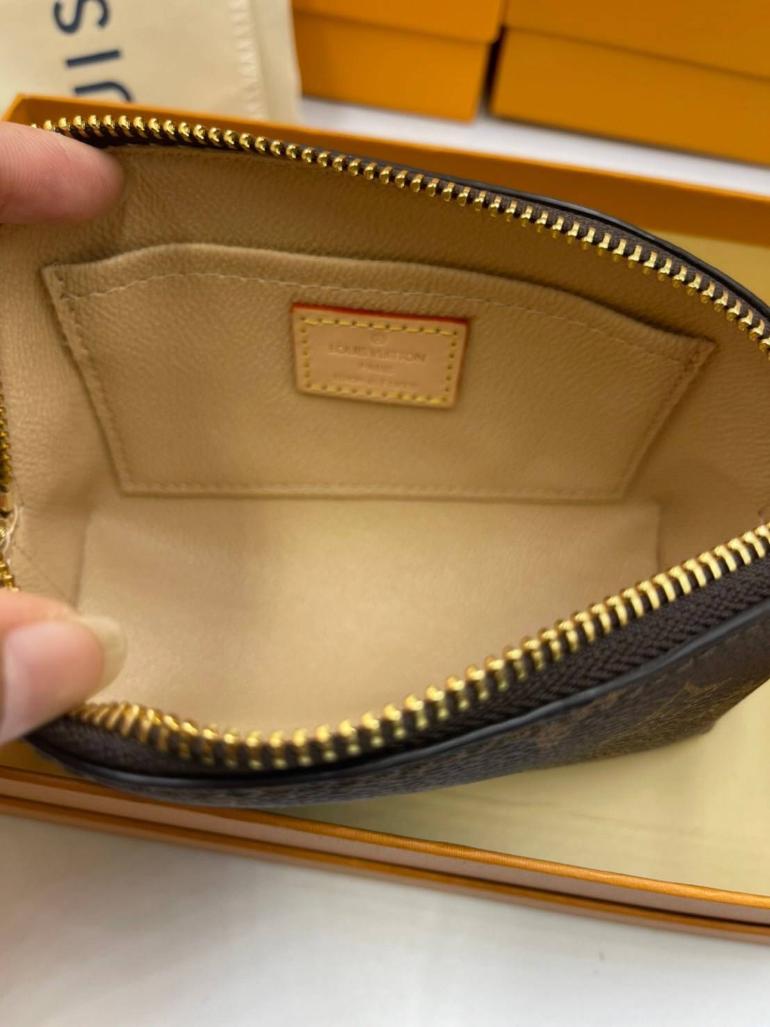 หนังแท้ LOUIS VUITTON COSMETIC POUCH Monogram พร้อมส่งที่ไทย กระเป๋าใส่เครื่องสำอางขนาดกะทัดรัดนี้ในผ้าใบ Monogram สามารถใส่ลงในกระเป๋าถือหรือกระเป๋าเดินทางได้อย่างง่ายดาย รูปร่างกลมและฐานแบนช่วยให้เข้าถึงผลิตภัณฑ์ขนาดเล็กได้