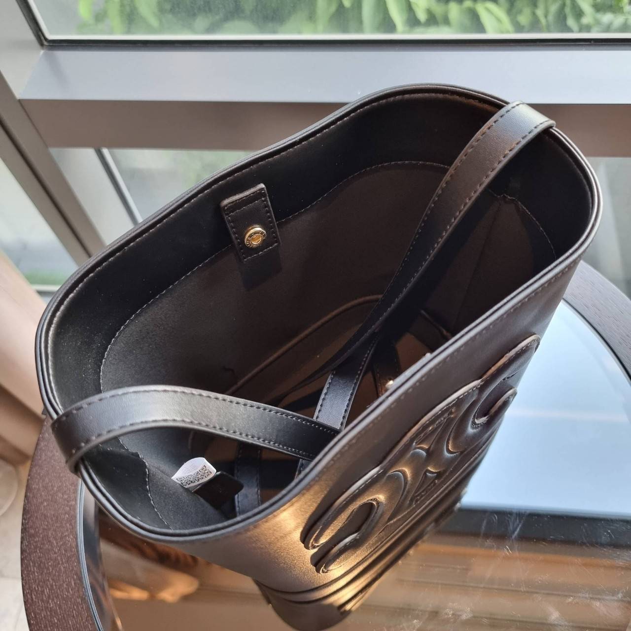 VIP 】CELINE BUCKET BAG CUIR TRIOMPHE คอลเลคชั่นใหม่ ฮิตข้ามปี กับกระเป๋าสะพายทรงถัง ใช้งานง่ายที่สุด สายสะพายในตัว ปรับใช้ได้เลย วัสดุหนังวัว เรียบหรู ผู้ดีไปอีก โดดเด่นด้วยโลโก้เอกลักษณ์ มีกระดุมปิดที่ปากกระเป๋า ภายในโล่งกว้าง ใส่ของแบบจุๆไปเลย เป็นรุ่นท