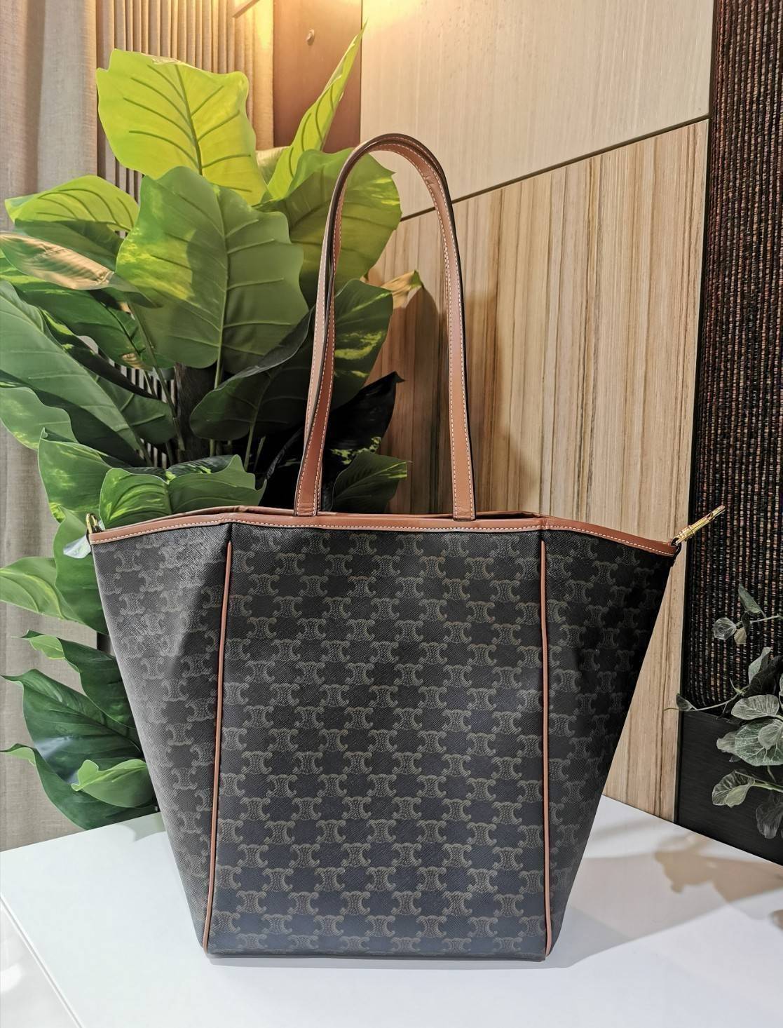 กลับมาตามคำเรียกร้อง! พร้อมส่งรุ่นหายากนะคะ!✴️ RARE ITEMS! NEW CELINE SHOPPING BAG VIP GIFT WITH PURCHASE (GWP) กระเป๋าสะพายพรีเมี่ยมกิ๊ฟ Limited จาก CELINE HAUTEPARFUME DUTY FREE วัสดุ TRIOMPHE CANVAS หนังสวยอยู่ทรงกันน้ำในดีไซน์ทรง TOTE สวยหรูคลา