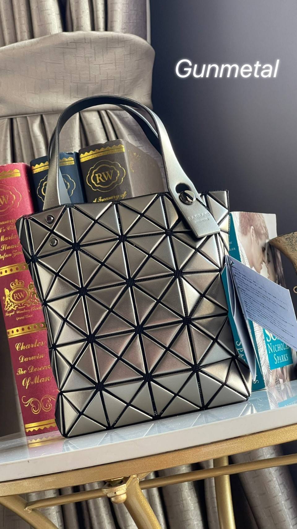 BAO BAO ISSEY MIYAKE PLATINUM COFFRET สะท้อนแสงเพื่อสร้างสินค้าระดับพรีเมียมที่ให้ความเงางามที่เหนือกว่า เพิ่มความหรูหราและโดดเด่นให้กับ เพราะมีความแวววาวและเป็นประกาย