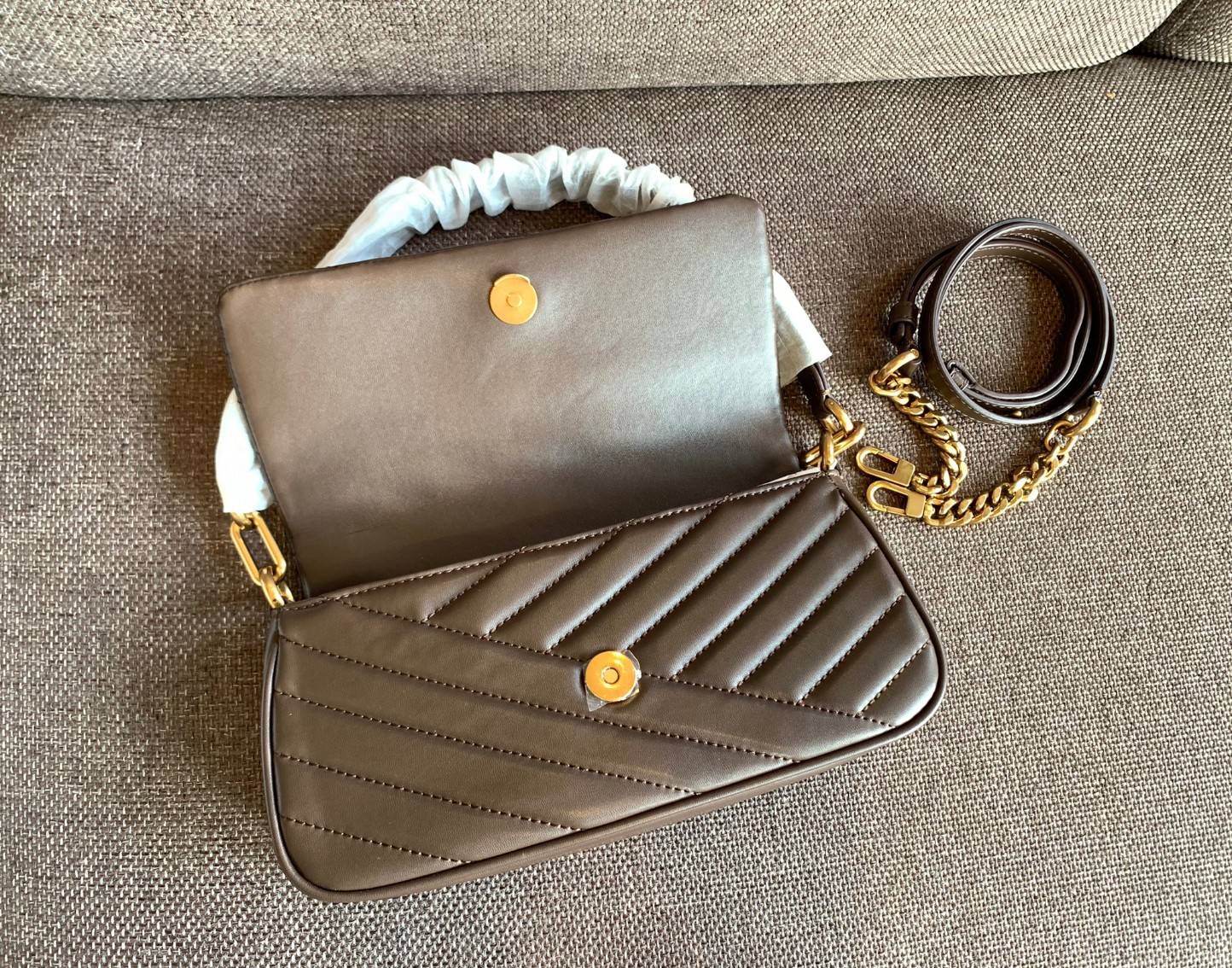 สีออกใหม่ แถมหายากด้วยค่าา! TORY BURCH KIRA CHEVRON SMALL FLAP SHOULDER BAG พร้อมส่งที่ไทย จำนวนจำกัดค่ะ! ✔️กระเป๋าคล้องไหล่หรือสะพายข้างได้ เปลี่ยนลุคดูไม่จำเจ 🔺หนังแกะแท้ ซึ่งจะคุณภาพดี เงา นิ่ม และราคาสูงกว่าหนังวัวนะคะ!