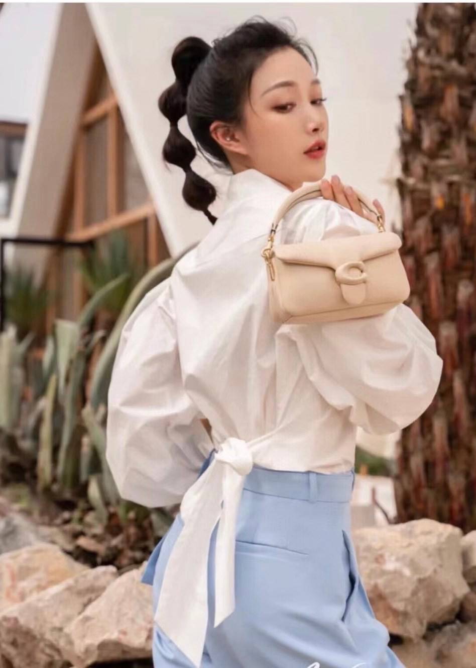 รุ่นใหม่ล่าสุด ได้ไปไม่ผิดหวังแน่นอนจ้าา😁COACH PILLOW TABBY SHOULDER BAG 18 ((C3880)) พร้อมส่งที่ไทย คุณภาพเกินราคา! กระเป๋าหิ้ว//สะพายแบบครอสบอดี้ร์ 🔺หนัง nappa หนานิ่ม นุ่มมากๆ รุ่นใหม่ล่าสุดค่ะ! พร้อมโลโก้รุ่นใหม่ด้วยเช่นกัน เพิ่มความหร