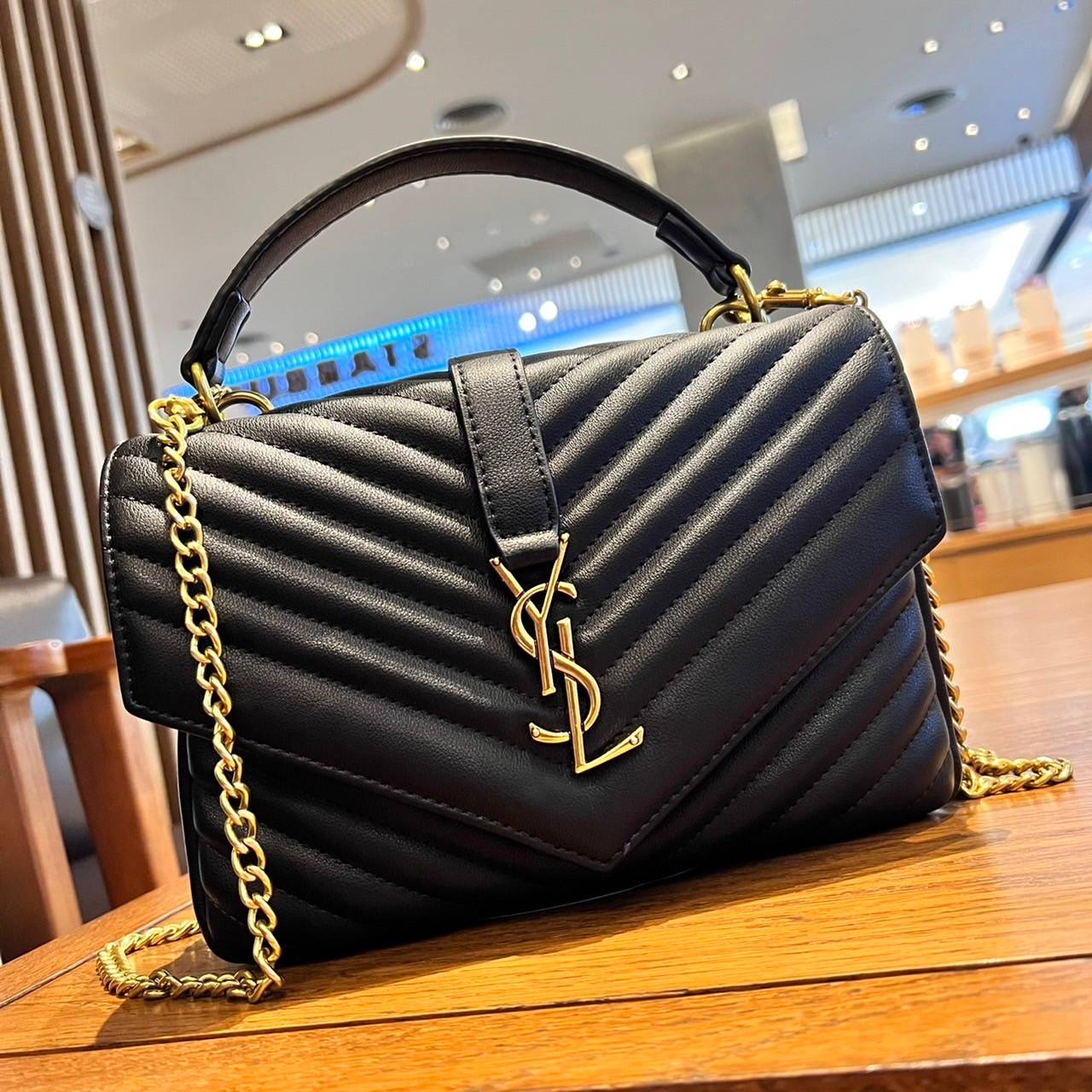 Yves Saint laurent crossbody boutique vip bag กระเป๋าสะพายไหล่ ดีไซน์ทรงสวยหรู พิเศษ แถมฟรี พวงกุญแจห้อยอะไหล่สีทอง ดูแพงไปหมดจริงๆไอเท็มนี้ วัสดุหนังสังเคราะห์ เปิด-ปิดด้วยกระดุมแม่เหล็ก ภายในโล่งกว้าง มาพร้อมหูจับในตัว และสายสะพายครอสบอดี้ที่สามารถถอดออ