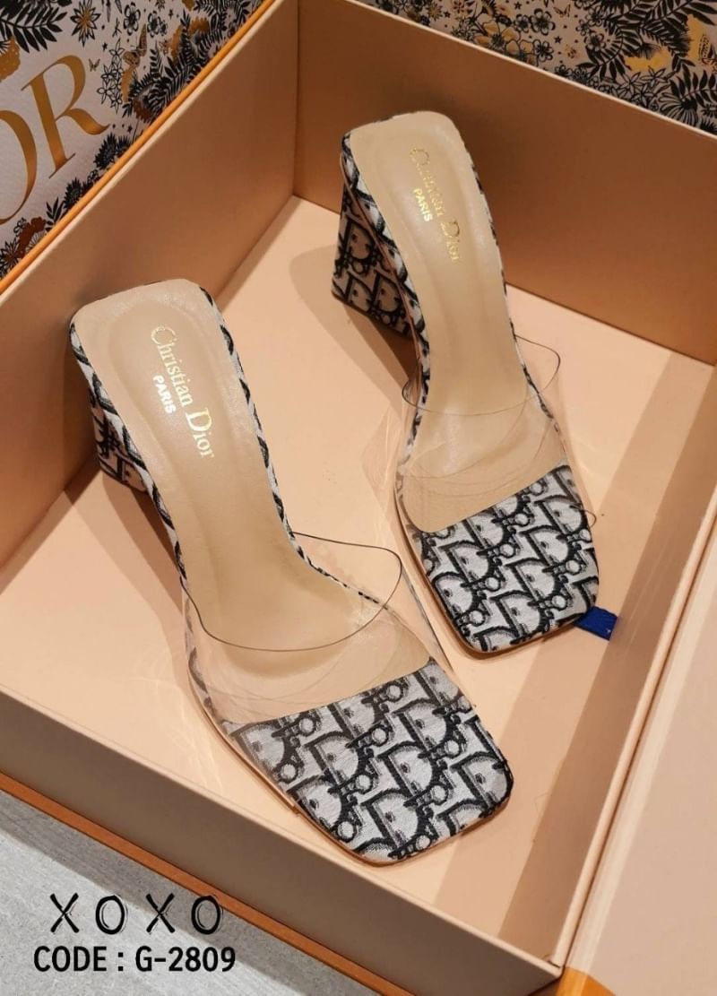 Christian Dior งานสวม คาดพบาสติกใสอย่างดี เนื้อนุ่ม วัสดุผ้าลายแบรนด์ เก๋ๆ กับส้น 3 เหลียม สวมเก๋ ใส่สบาย ไม่เมื่อย แมทส์ชุดง่าย น้ำหนักเบา