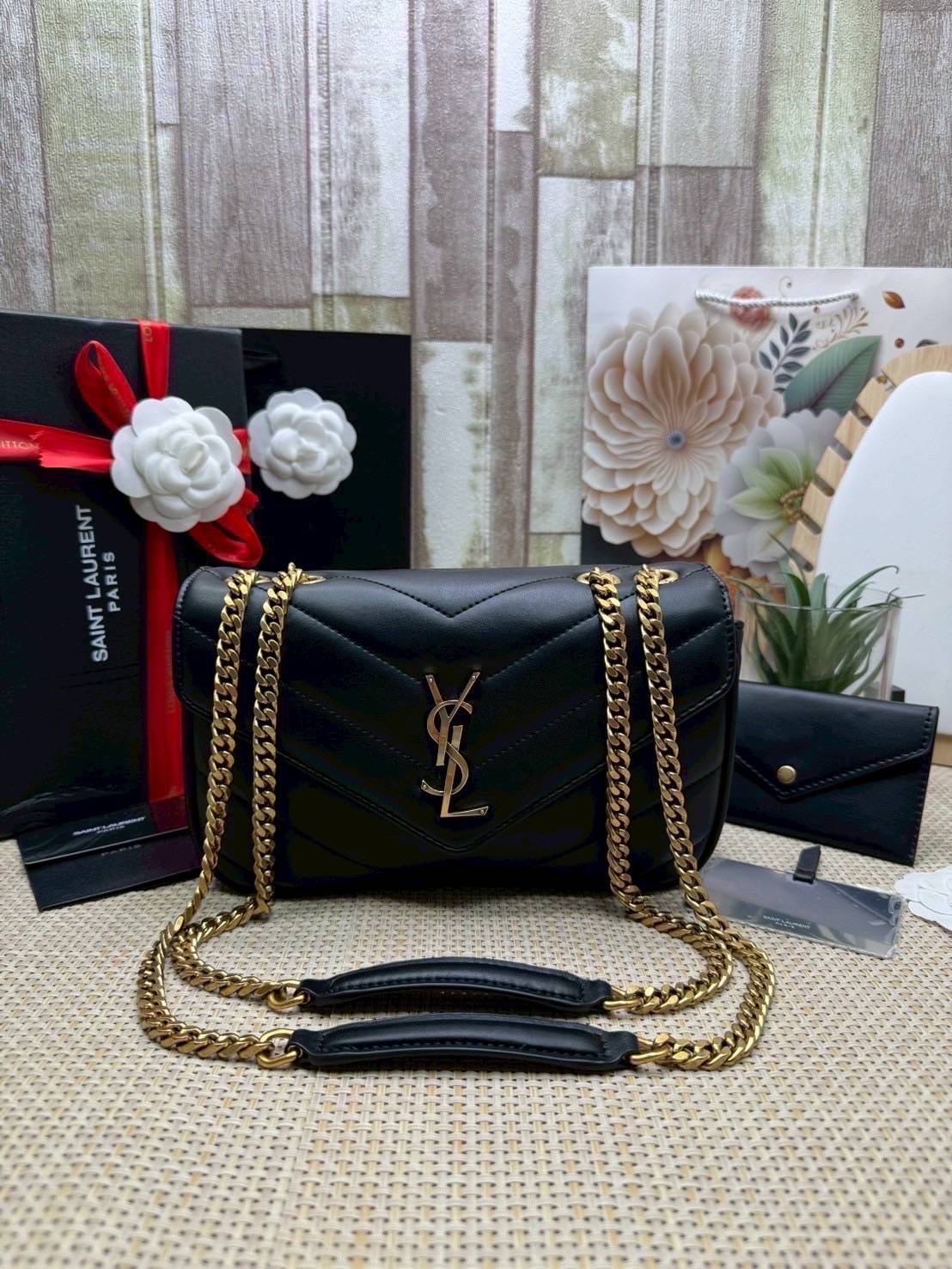 ORI หนังแท้ | YSL LOULOU small in MATELASSÉ กระเป๋าสะพายสายโซ่าีทองหรูหรา งานหนังแท้เนื้อนุ่มตะเข็บเย็บลายเชฟรอนสวยหรูโดดเด่นเป็นเอกลักษณ์ 🤍 เกรดออริจินอล หนังแท้