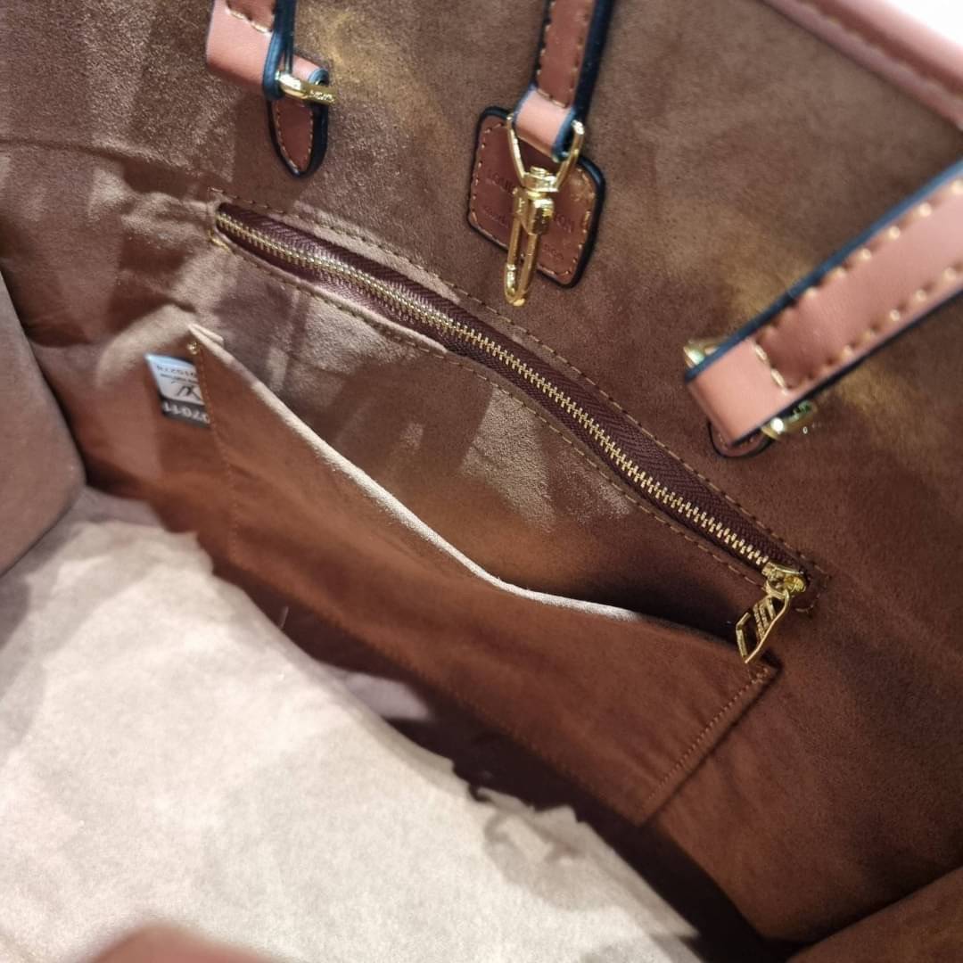 VIP 🥂 LV RAFFIA TOTE BAG ไอเท็มเอ็กซ์คลูซีพใหม่ล่าสุดก่อนใคร กระเป๋าสะพายใบใหญ่รุ่นลิมิเต็ด หายาก ด้วยวัสดุสังเคราห์จากธรรมชาติ สานเต็มใบออกมาเป็นลวดลายสวยงาม และยังโดดเด่นด้วยโลโก้ สีโทนอุ่น ทำให้ไอเท็มนี้ ดูดีน่าค้นหา ด้วยทรงโท้ทที่ทำให้สามารถจั