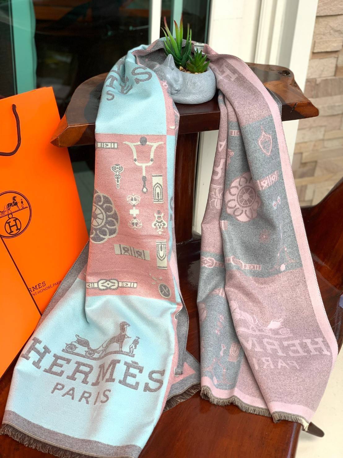 Hermes Paris Women’s Scarves Accessories Scarf ผ้าคลุมไหล่ผืนใหญ่ สวยหรูตาสแบบฉบับจากHermes ถักทอด้วยผ้าcashmere ผ้าเนื้อดี สัมผัสนุ่มมือ ทอลายในตัว สีสันและลายคมชัด ผืนใหญ่ ให้ความอบอุ่น มาเป็นเซ็ทของขวัญ เพื่อมอบเป็นของขวัญชิ้นดีแทนความรู้สึกดีๆให้กับที