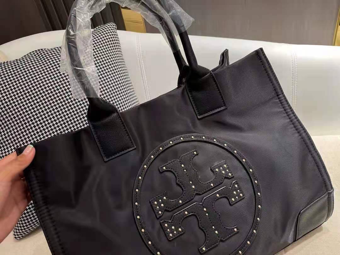 TORY BURCH ELLA TOTE BAG **BUY1GET1 สวยคุ้มในราคาสบายกระเป๋า‼️ กระเป๋าทรง SHOPPING วัสดุ NYLON ทั้งใบตัดด้วยหนัง SAFFIANO ดำ ตกแต่งด้วยหมุดรอบโลโก้แบรนด์ ด้านในบุผ้าปั้มแบรนด์ เปิดปิดด้วยกระดุมแม่เหล็ก ช่องกว้างหลักหนึ่งช่องและช่องซิปอีกช่อง พร้อมช่องใส่ข