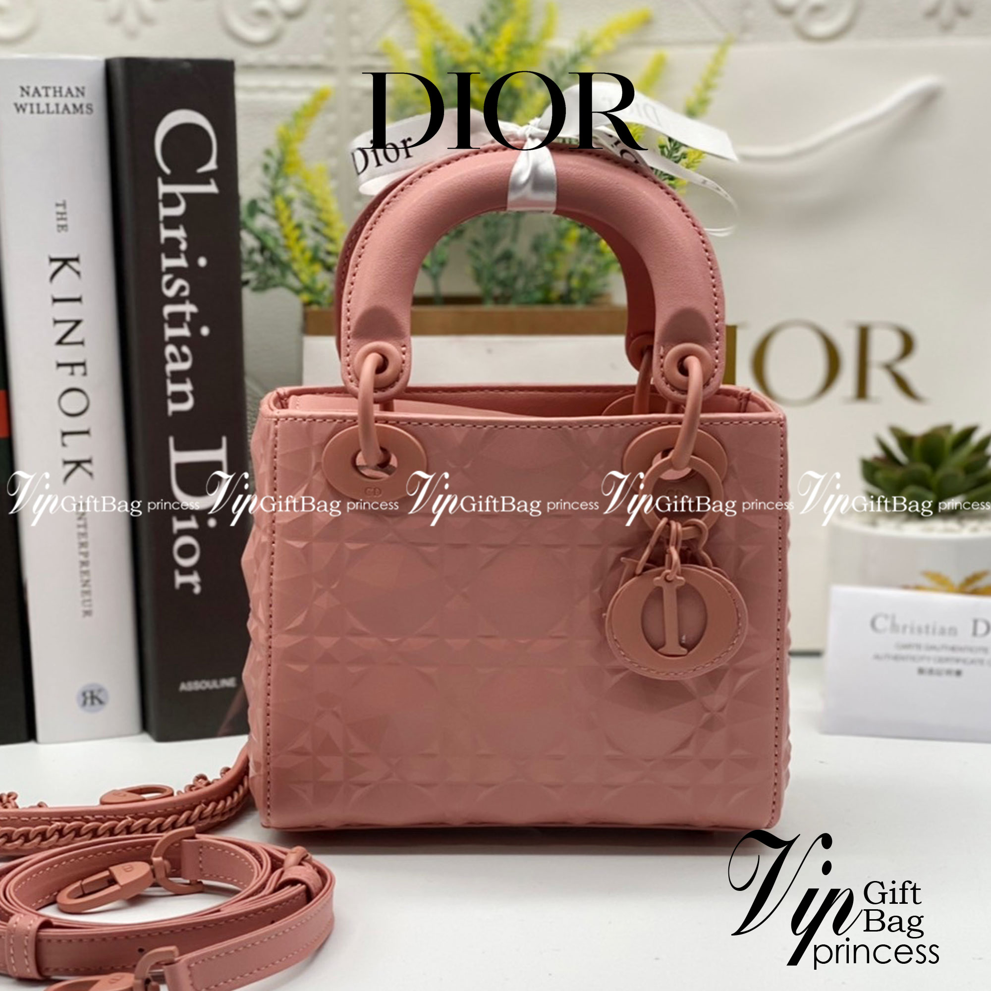 หนังแท้ DIOR LADY BAG 17cm ไซส์เล็กขนาดกำลังน่ารักเลยค่ะ งานออริหนังแท้ทั้งใบปั้มลายรุ่นใหม่ล่าสุด ความสง่างามอีกหนึ่งรุ่นของ Dior รูปทรงสีเหลียม ขนาดกระทัดรัด ตั้งอยู่ทรง ฐานกระเป๋าแข็งแรง มีหมุดรองฐาน ดีไซน์ที่มีเอกลักษณ์เฉพาะตัว ด้านหน้าตกแต่งด้วยตัวอั