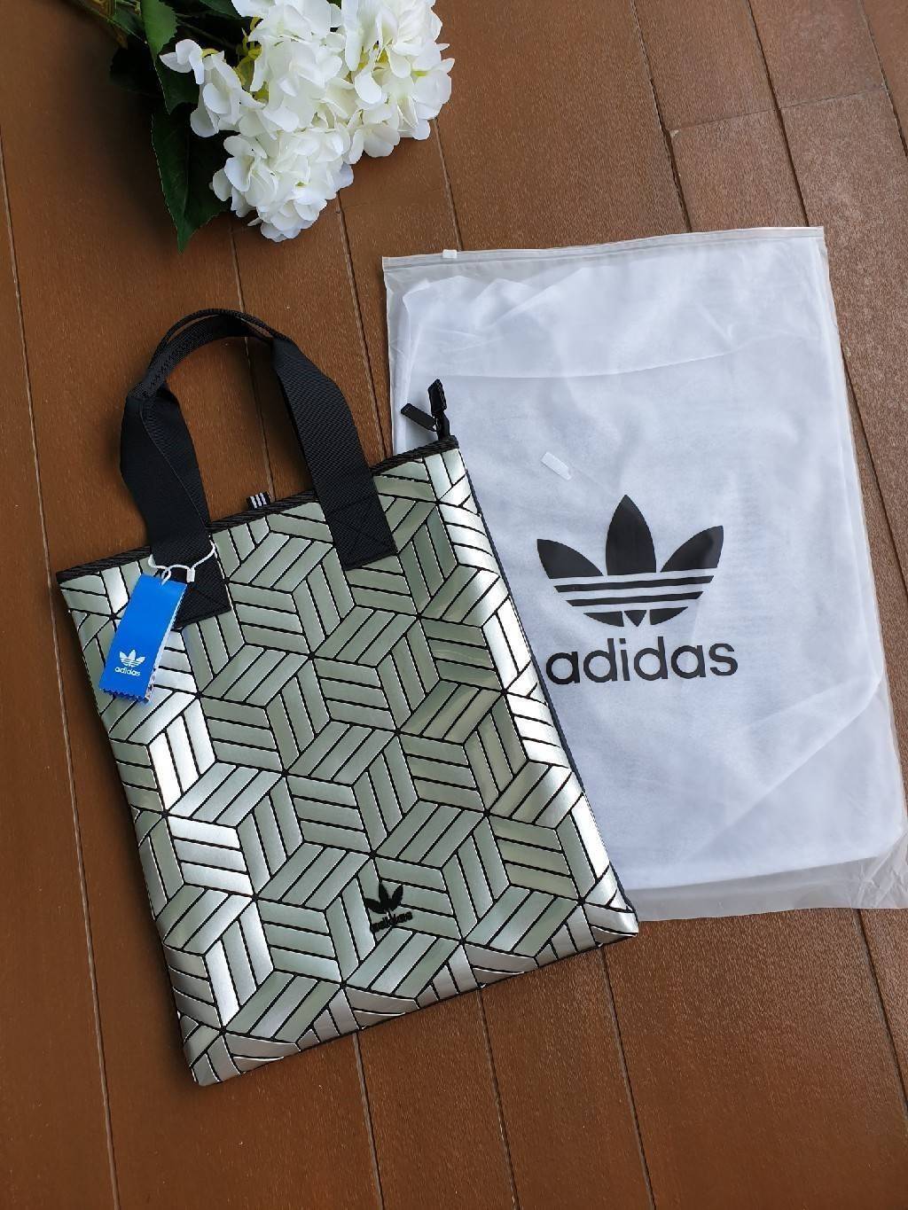 Adidas Original Shopper 3D Tote Bag Trefoil Handbag . Classic Sports กระเป๋าถือหรือสะพาย ลาย graphic ทรง sport วัสดุ polyurethaneเนื้อ matte หนังนิ่ม น้ำหนักเบา เปิดปิดด้วยซิป ภายในกว้างโล่ง ใส่ A4, iPad และของใช้ได้เยอะ Unisex ใช้ได้ทั้ง ช ญ ค่ะ