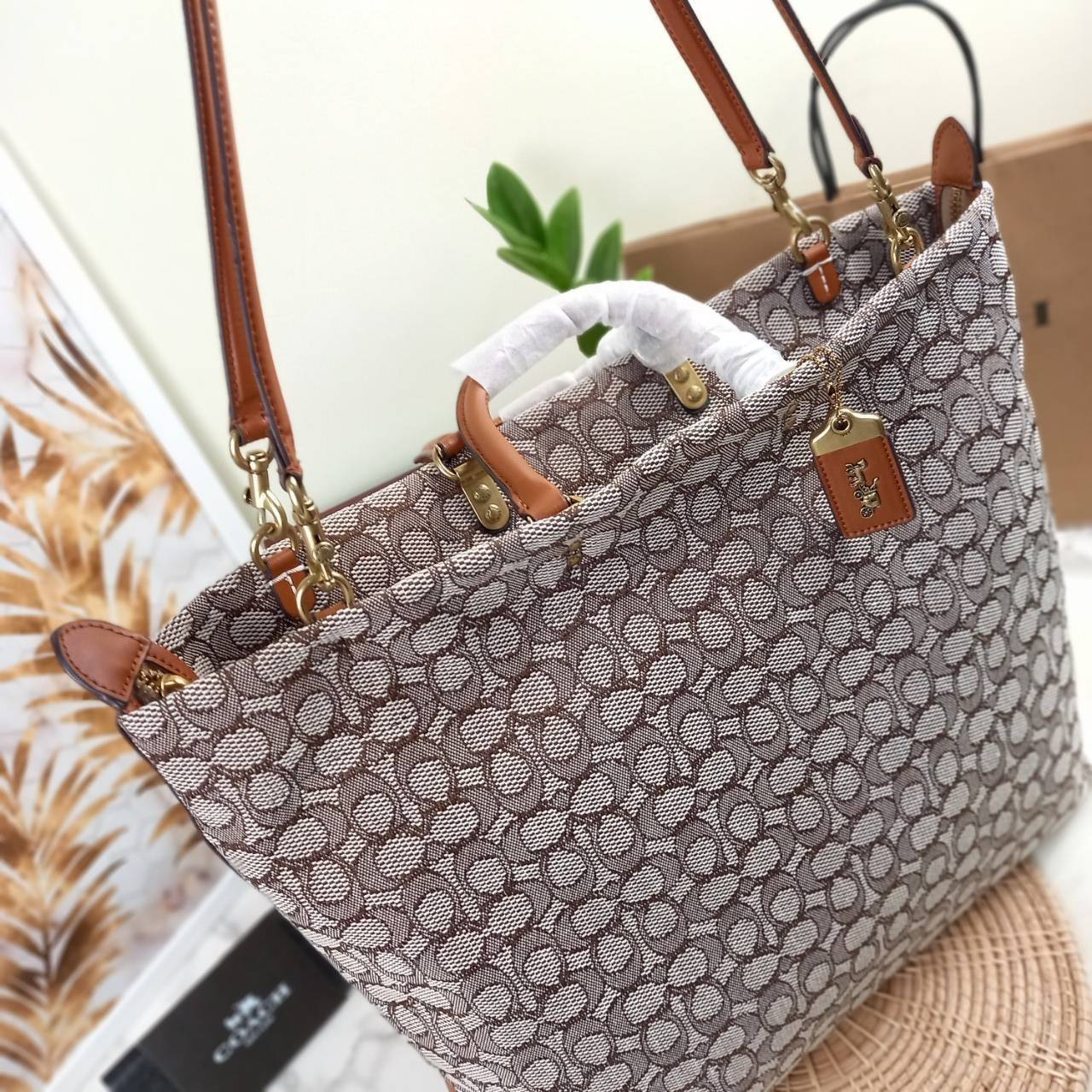 คอลเลคชั่นนี้ เด็ดมากๆ🌺😎//>>COACH ROGUE TOTE IN SIGNATURE TEXTILE JACQUARD(COACH C6161)🍁กระเป๋าทรงTOTE ใบใหญ่ จุของได้สะใจสุดๆ จะถือ หรือสะพายได้ตามดีไซน์การใช้งาน มีสายสะพายยาวให้ 2 เส้น แบบสะพายคู่//วัสดุ JACQUARD ตัดขอบหน้