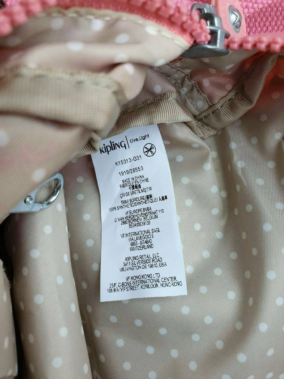 Kipling nylon shoulder bag รุ่น ( K15313 ) >>พร้อมส่งค่ะกระเป๋าสะพายข้างรุ่นใหม่ล่าสุด วัสดุไนล่อน กันน้ำ บุด้วยนวมที่ฐานกระเป๋าเพิ่มความนุ่ม >>รูปทรงสวย ขนาดกระทัดรัด มีช่องกระเป๋าด้านหน้าใส่ของจุกจิกหนึ่งช่อง >>มีช่องซิปหลักนะค่ะ ด้านใ