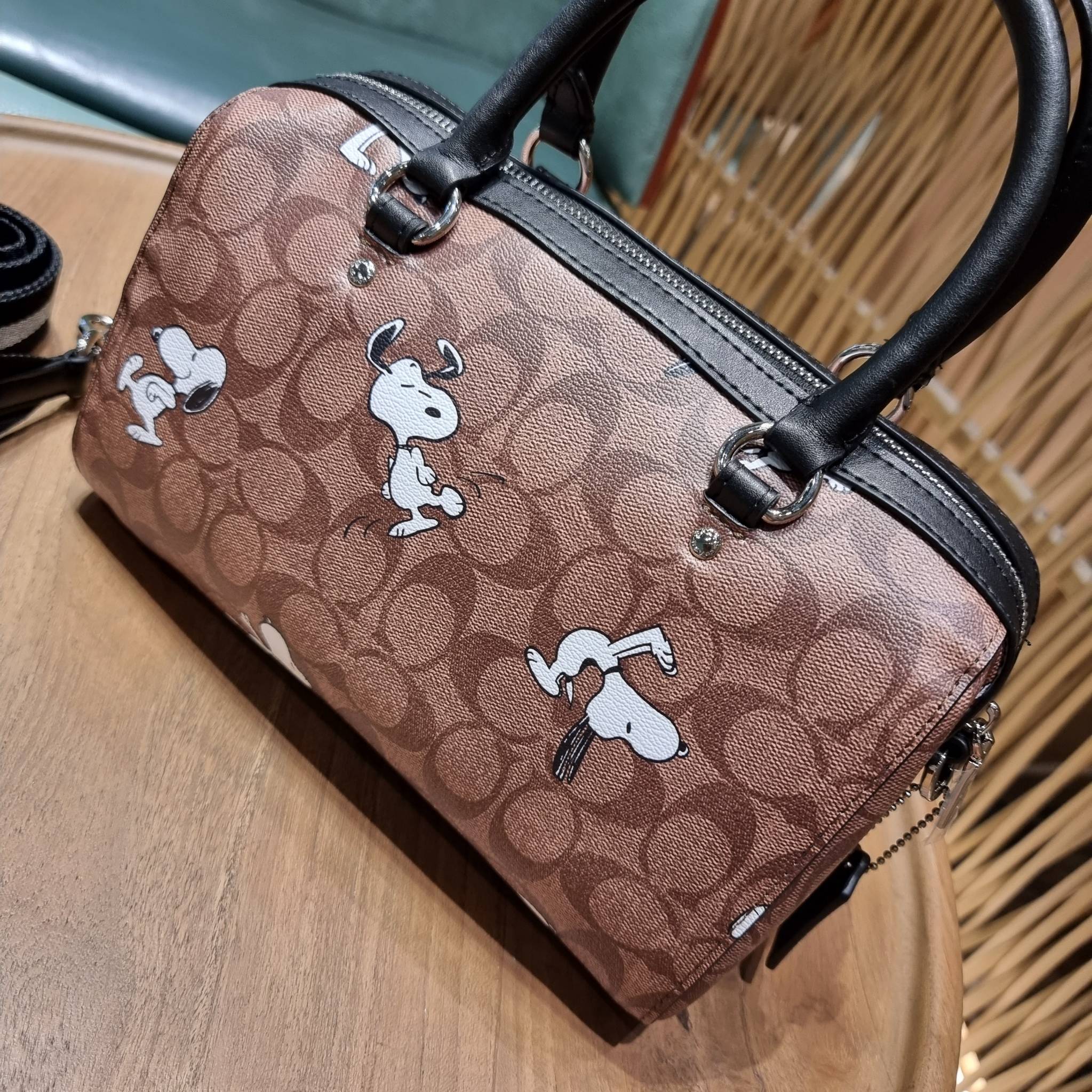 COACH C4118 COACH x PEANUTS ROWAN SATCHEL IN SIGNATURE CANVAS WITH SNOPPY PRINT สนูปพีที่สุดของคอลเลคชั่นแห่งความน่ารัก มาในดีไซน์ของกระเป๋าทรงหมอนยอดฮิต คลาสสิคใช้งานได้ไม่มีเบื่อ รอบนี้มาให้พร้อมสายสะพาย crossbody แบบสปอร์ต ทำให้ใช้งานได้อย่างกระฉับกระเ