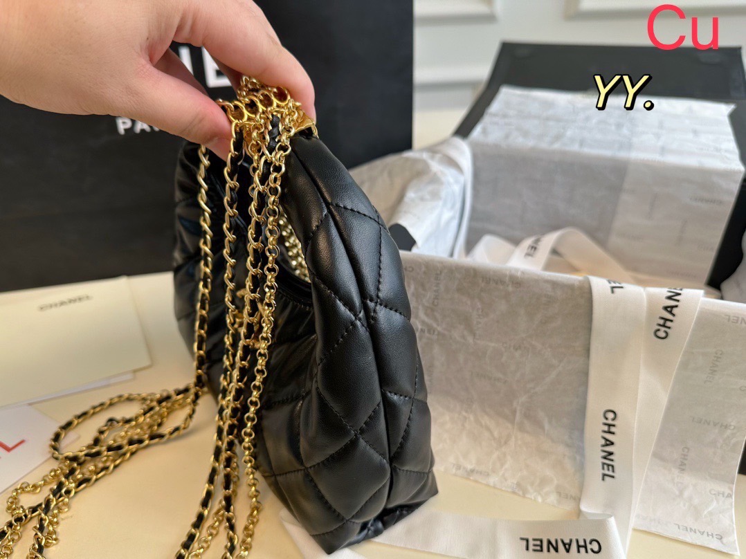 CHANEL Mini Hobo Bag น่ารักแบบตะโกนมาจ้าแม่ กระเป๋ามินิทรงโฮโบ บอกเลยว่าใบนี้สวยและโดดเด่นมาก ด้วยสายโซ่สีทองอร่ามมาแบบมัดรวม เพิ่มกิมมิกแบบถือด้วยตัวล็อกปิดอะไหล่สีทอง จะถือก็ Cute จะสพายก็ปัง เอาอยู่เลยค่า สาวๆ ห้ามพลาดเชียวน้าา