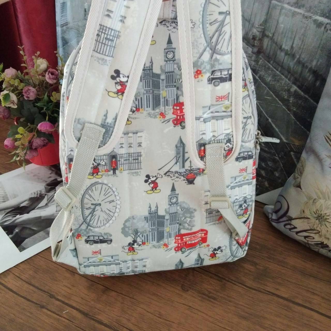 Cath Kidston Backpack Bag - กระเป๋าเป้ สไตล์วินเทจสุดฮิต - เปิด/ปิดกระเป๋าด้วยซิปรอบ - ภายใน มีช่องซิปใหญ่ใส่ของ 2 ช่อง จุของได้เยอะ - ด้านหน้ามีช่องซิปเล็ก 1 ช่อง