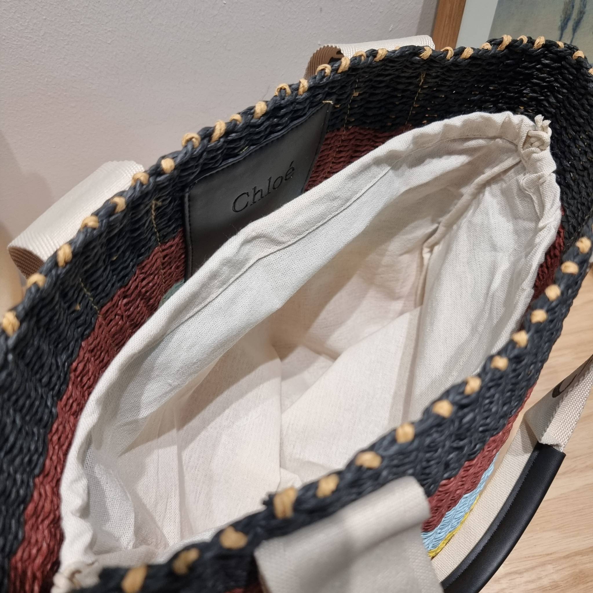 CHLOE LARGE WOODY BASKET Multicolor กระเป๋าสะพายสานทรงตะกร้า ยอดฮิตติดลมของแบรนด์ ด้วยวัสดุสังเคราห์จากธรรมชาติ สานทอเต็มใบออกมาเป็นลวดลายสวยงาม