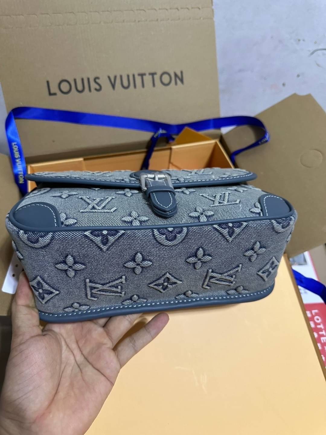 LV Diane Monogram Denim Bag กระเป๋าสะพายมัลติฟังก์ชั่นเดนิมสไตล์วินเทจ ปั้มนูนโลโก้ลายโมโนแกรม ดีไซน์ใหม่ ออกมาได้น่ารักน่าใช้มากๆ สียีนส์ซีดสวยมีเสน่ห์ -- [รับตัวแทนกระเป๋า]
