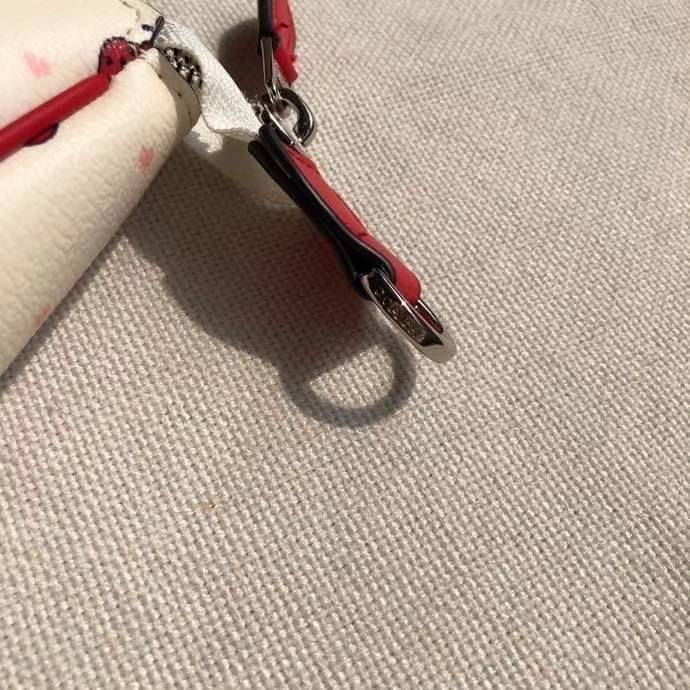OUTLET 】Coach Signature Top Handle Coach Pouch with Strawberry, Watermelon, Ladybug พร้อมส่งที่ไทย เป็นอีกรุ่นหนึ่งที่ได้รับความนิยมในหมู่สาว ๆ ค่ะ นอกจากราคาจะไม่สูงแล้ว ยังมีรูปทรงที่น่าสนใจอีกด้วย กะทัดรัดแต่ใช้งานง่าย เหมาะกับทุกโอกาส สำหรับกระเป๋าคล้