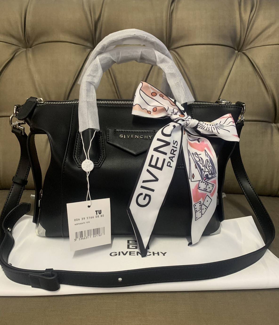 Givenchy Antigona Soft Small Leather Bag เข้ารอบใหม่ ราคาดีต่อใจ .. ไม่มีไม่ได้แล้ว! กระเป๋ารุ่น Iconic อย่าง Antigona Soft รุ่น "Classic" **มาพร้อมผ้าผูกโบว์ น่ารักมากมาย ประดับด้วยสัญลักษณ์ของแบรนด์ Givenchy ด้านหน้า **อะไหล่เงิน ไอเท็มยอดฮิตท