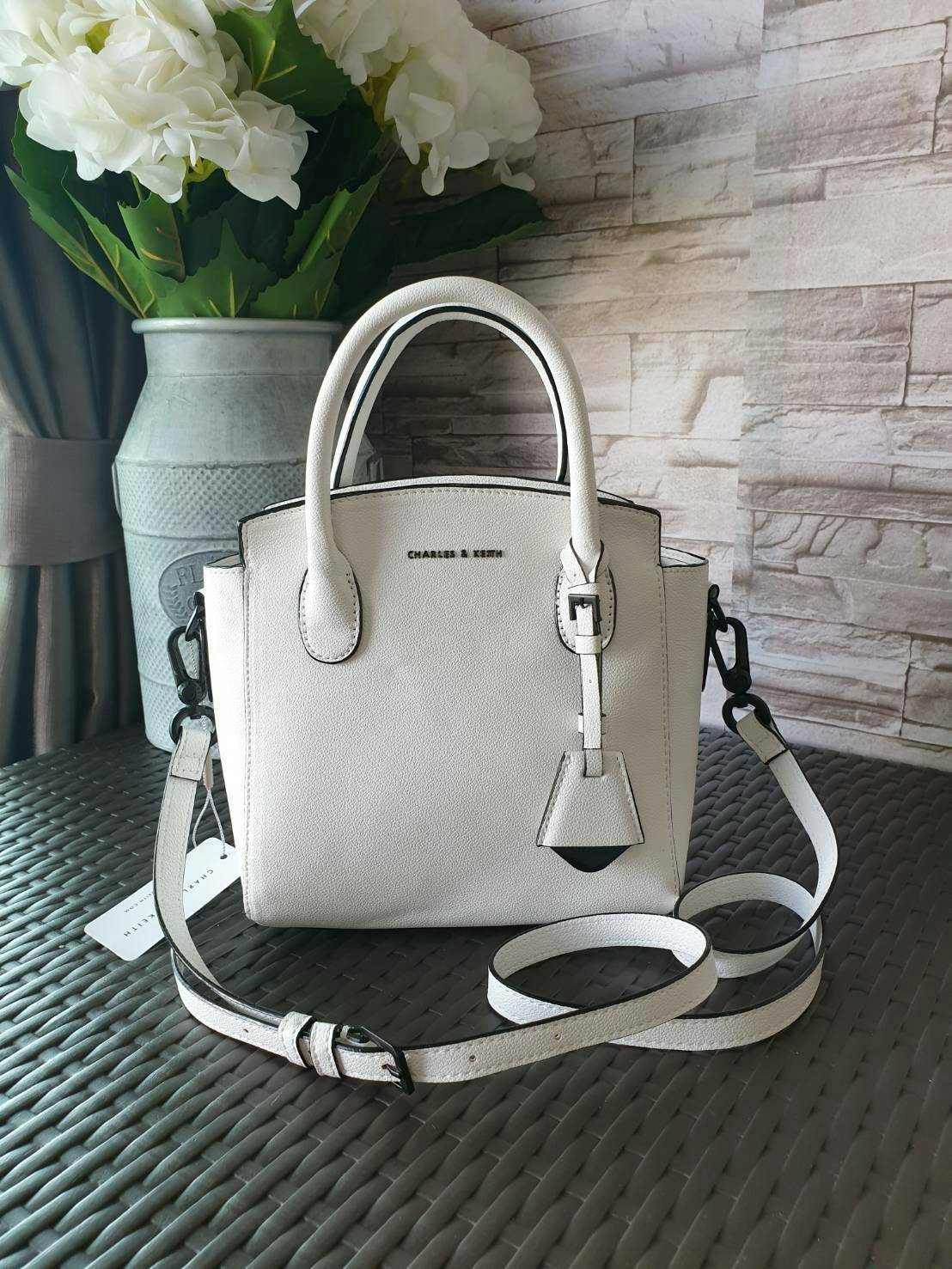 CHARLES & KEITH รุ่น CLASSIC DOUBLE TOP HANDLE BAG CK2-30270225-5 ราคาปกติช้อป (฿2,990.00) กระเป๋าถือ- สะพาย หนังสวยอยู่ทรง สไตล์คลาสสิค เรียบหรู ดูดี ทรงนี้ฮิตตลอดกาล เป็นรุ่นที่ขายดีสุดๆ ไม่มีตกเทรน ด้านหน้าติดโลโก้แบรนด์ อะไหล่ปั้มแบรนด์ มีหมุดรองฐานทั