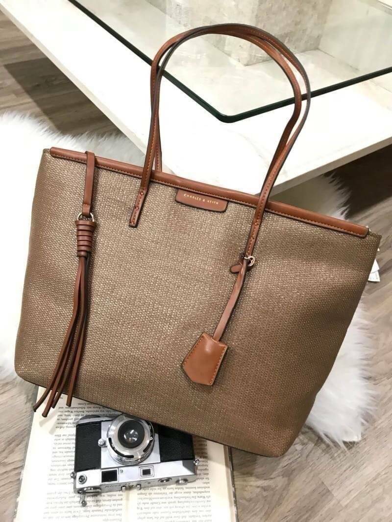 Best Seller!!! Charles & Keith Black Textured Tote Bag กระเป๋าสะพายทรง Shopping ใบใหญ่จุใจวัสดุ Polyester Textured สานรอบใบตัดด้วยหนังเรียบอยู่ทรง กันน้ำ น้ำหนักเบา ด้านหน้ามีโลโก้พร้อมTAG พวงกุญแจห้อยที่หูหิ้ว เปิดปิดด้วยซิปพู่หนัง ภายในกว้างและจุ มีช่อง