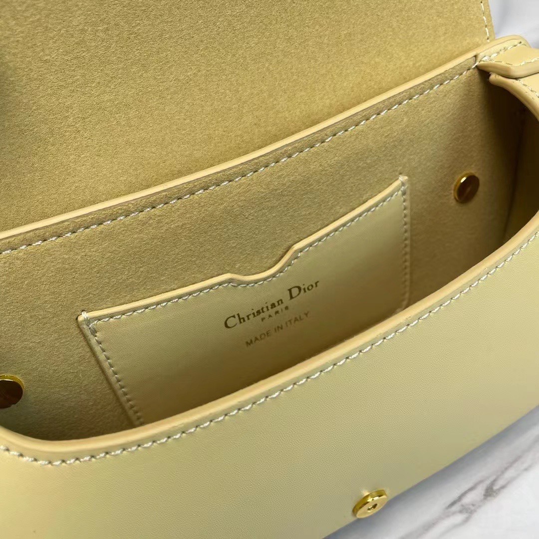 หนังแท้ DIOR BOBBY EAST-WEST BAG พร้อมส่งที่ไทย งานหนังแท้ทั้งใบเกรดออริจินอล ภาพสินค้าถ่ายจากงานขายจริง ใช้งานต่างประเทศได้ รุ่นใหม่ในฤดูกาลนี้ เพิ่มความทันสมัยให้กับซิลลูเอทของ Hobo ผ่านเส้นสายที่สง่างามและสัดส่วนที่กลมกลืนกัน สไตล์หนังลูกวัว โดดเด่นด้ว