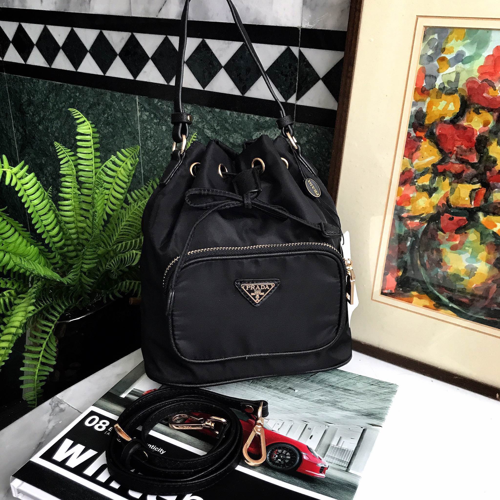 Best seller สินค้าเข้าใหม่ **งานพรีเมี่ยมกิ้ฟจากเคาเตอร์ต่างประเทศ กระเป๋า สวยๆ จาก แบรนด์ PRADA เป็นกระเป๋า ทรง bucket ใบสวยรุ่นหายาก ขนาดกำลังดี **เลิศมาก ใช้แล้วไฮโซ สวยเกินราคาแน่นอนคะ ภายในมีช่องแบ่งเก็บของอย่างดี ใบนี้ ห้ามพลาดเลย มาจำนวนจำกัดนะคะ