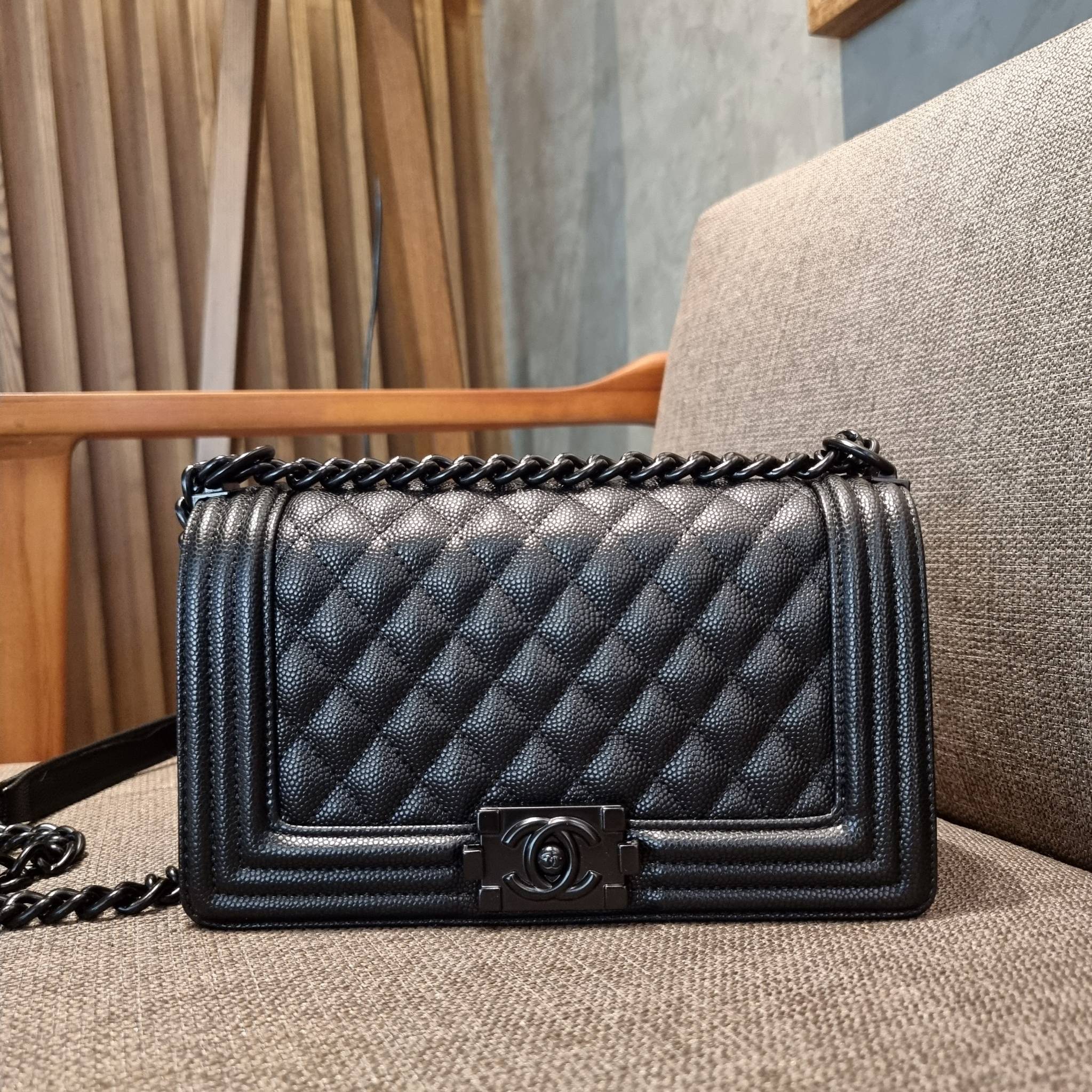 Chanel Boy 10" พร้อมส่งที่ไทย รุ่นสุดฮอต ดีไซน์อะไหล่ดำ เรียบหรูมากๆ!! วัสดุหนังลายคาร์เวีย ทรงคลาสสิคที่สาวๆห้ามพลาด!! ในราคาสุดคุ้ม เปิด-ปิดกระเป๋าด้วยตัวล็อค ภายในโล่งกว้าง ไซส์ใหญ่ใส่ของได้เยอะ มีช่องแยกในกระเป๋า มาพร้อมสายสะพายโซ่สลับหนังรองบ่า 