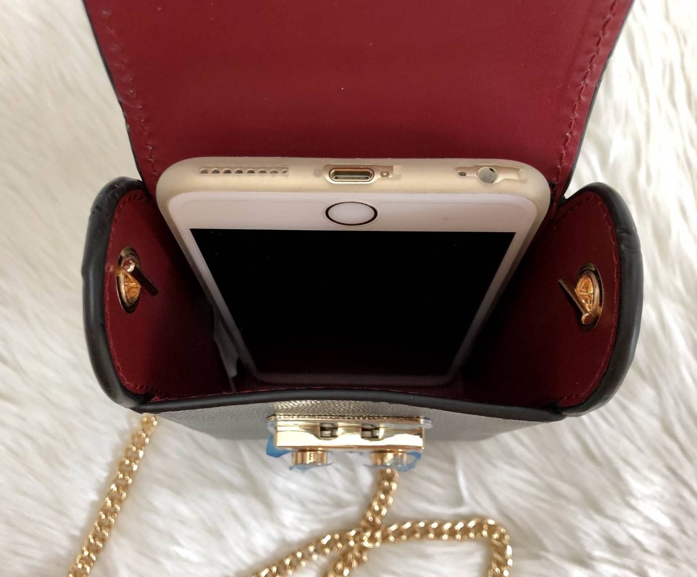 New arrival CHARLES & KEITH EMBELLISHED BUCKLE CLUTCH BAG 2018 พร้อมส่งรุ่นใหม่ล่าสุด กระเป๋าสำหรับใส่มือถือ หรือสัมภาระจุกจิก วัสดุลายหนังคาเวียร์ ด้านหน้าแต่งดีเทลหรูด้วยเม็ดพลอยอะไหล่ทองค่ะ เปิดปิดกระเป๋าแบบกดล้อค (กดปุ่มเข้าหากัน) ด้านในโล่ง สามารถใส่