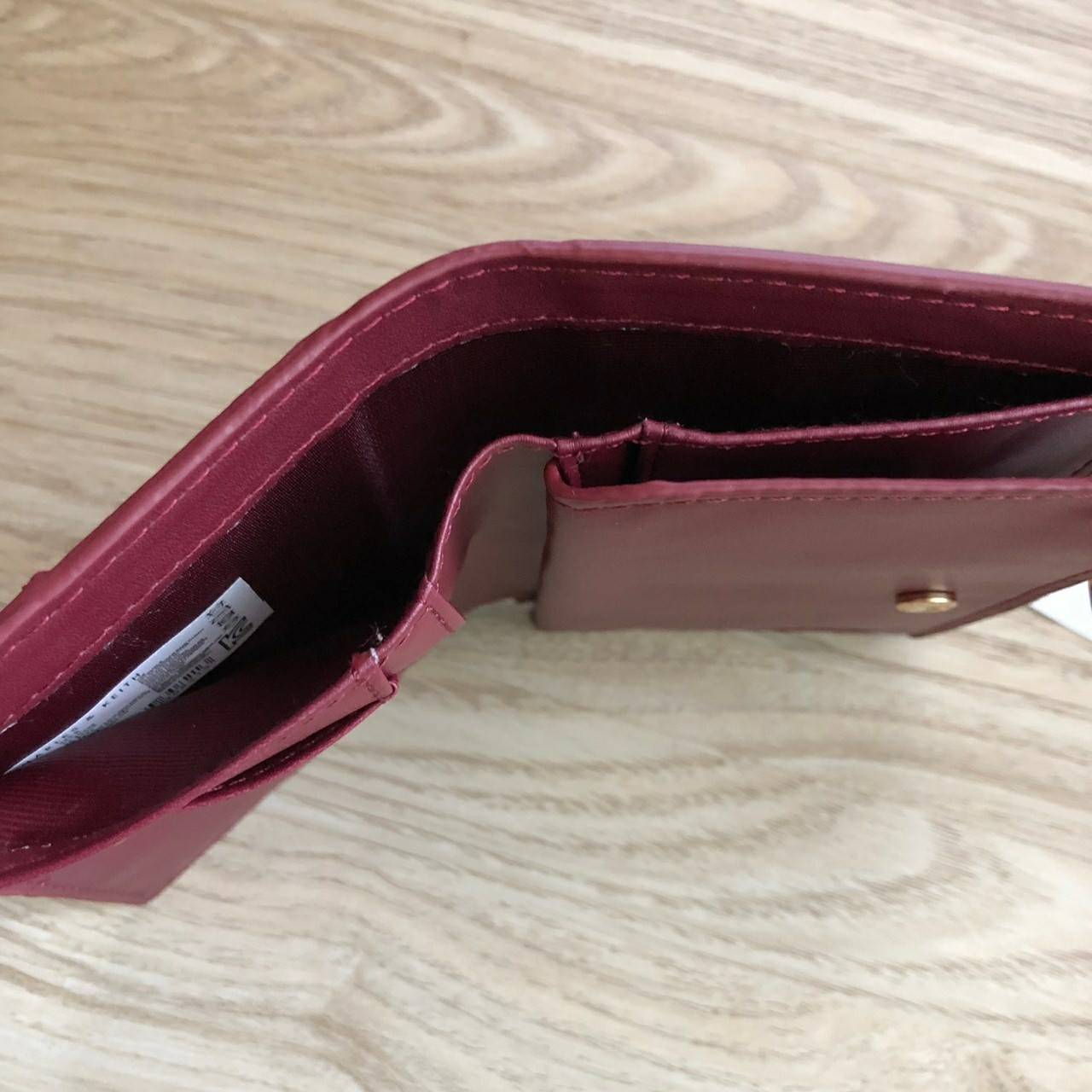 Charles & Keith Classic Snap-Button Wallet กระเป๋าสตางค์ใบสั้นพับ 2 ตอน ด้านหน้ามีโลโก้แบรนด์ เปิด - ปิดด้วยกระดุม ภายในมีช่องใส่ธนบัตร ช่องใส่บัตร และช่องซิปใส่เหรียญ